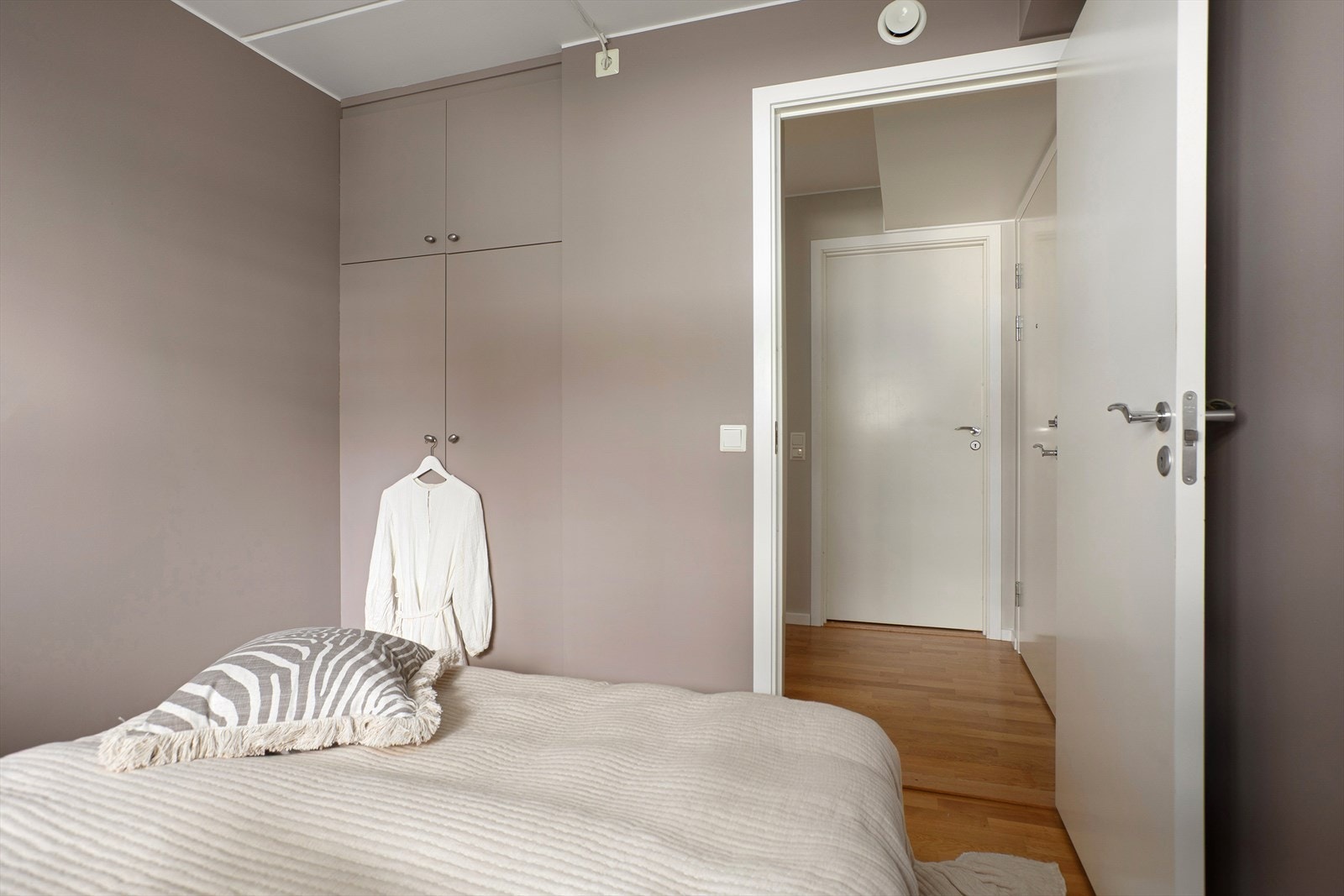 Rommet har integrert garderobeskap Galleribilde