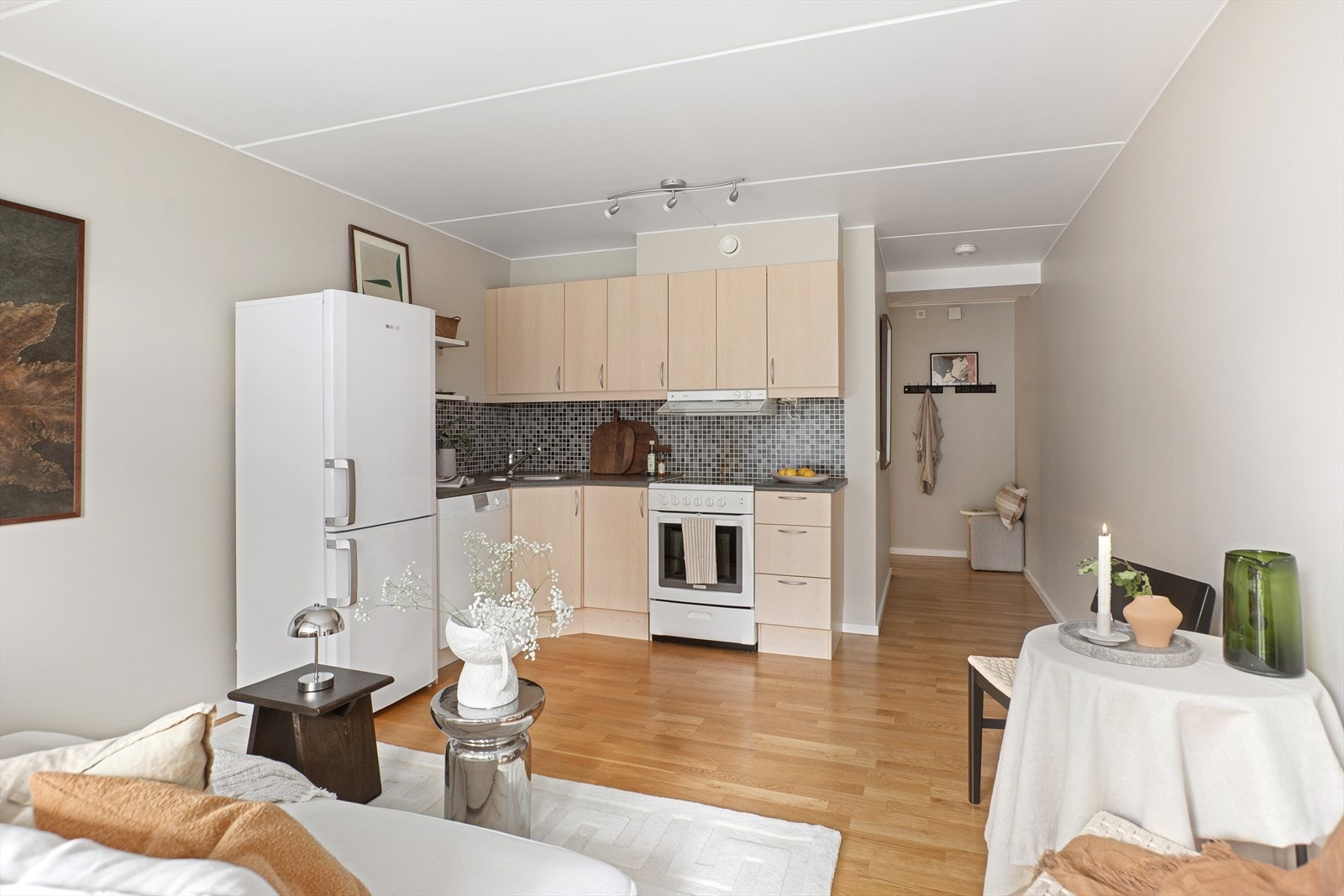 Fra gang kommer man inn til en åpen stue-/kjøkkenløsning Galleribilde