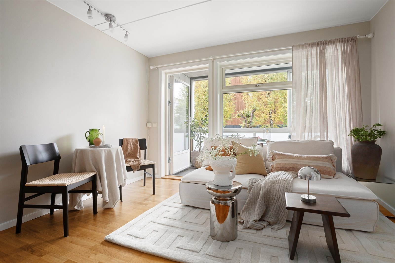 Stuen kan enkelt møbleres med sofa og spisebord Galleribilde