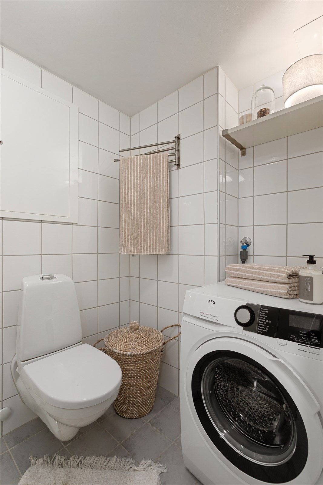 Flislagt bad med opplegg for vaskemaskin Galleribilde