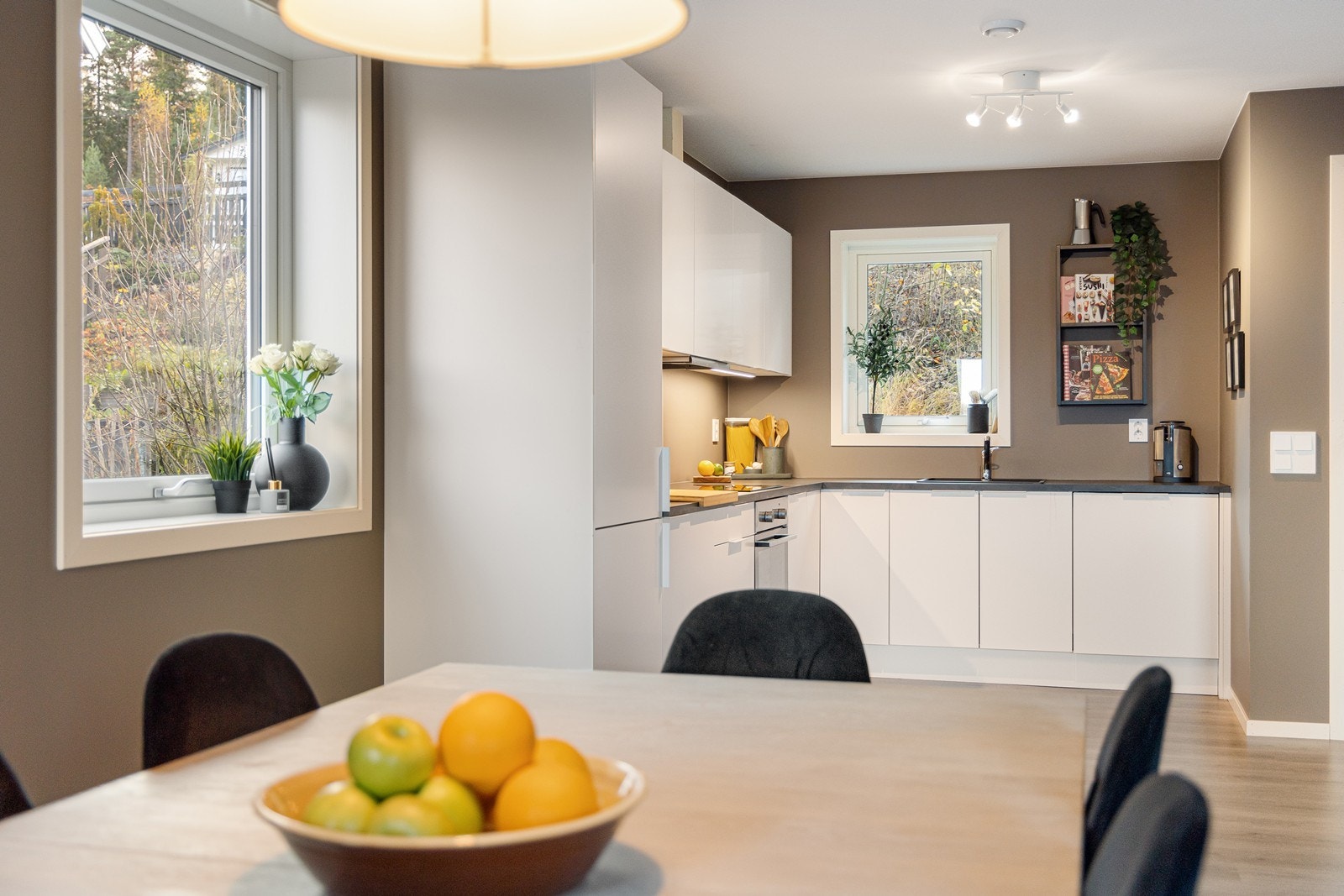 Kjøkkenet har en luftig utforming, oppført i en stor, funksjonell L-form med god arbeidsflyt og skapplass. Galleribilde