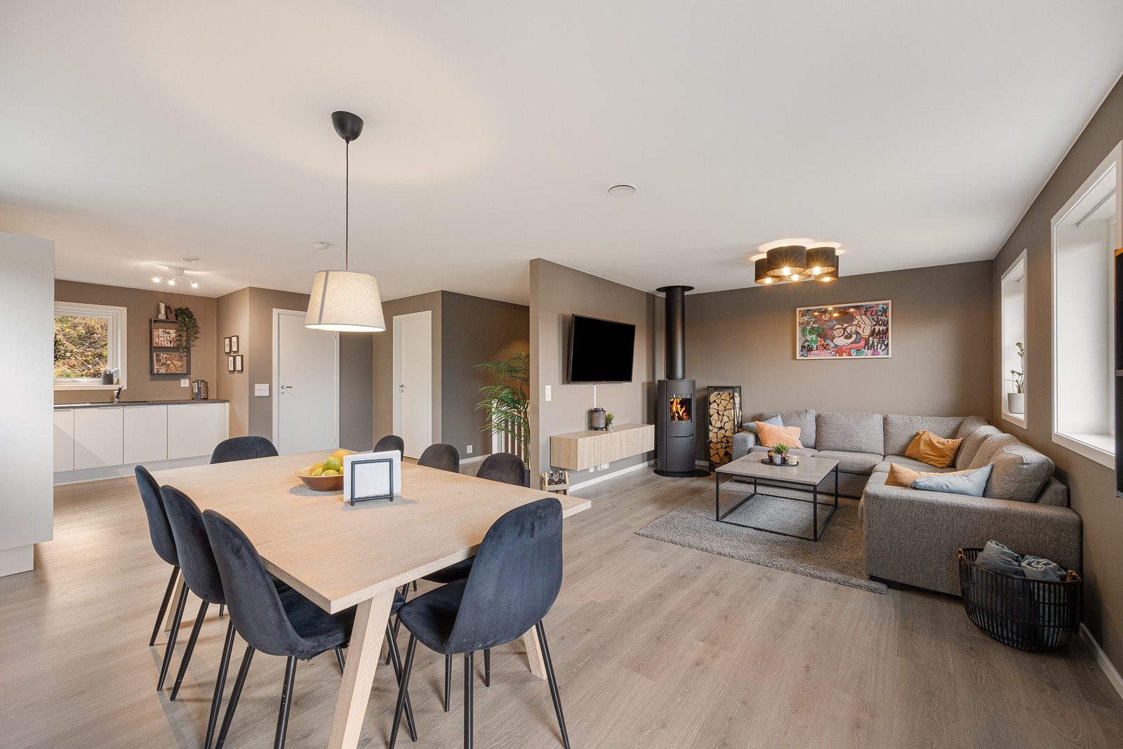 Sammen med kjøkkenet utgjør stuen et åpent og innbydende allrom med godt gjennomlys via vinduer på begge sider av rommet. Galleribilde