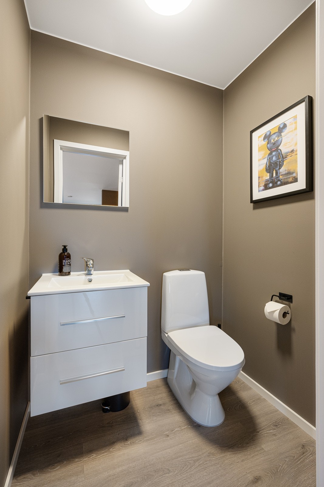 Et separat toalettrom er plassert i boligens 1. etasje. Galleribilde