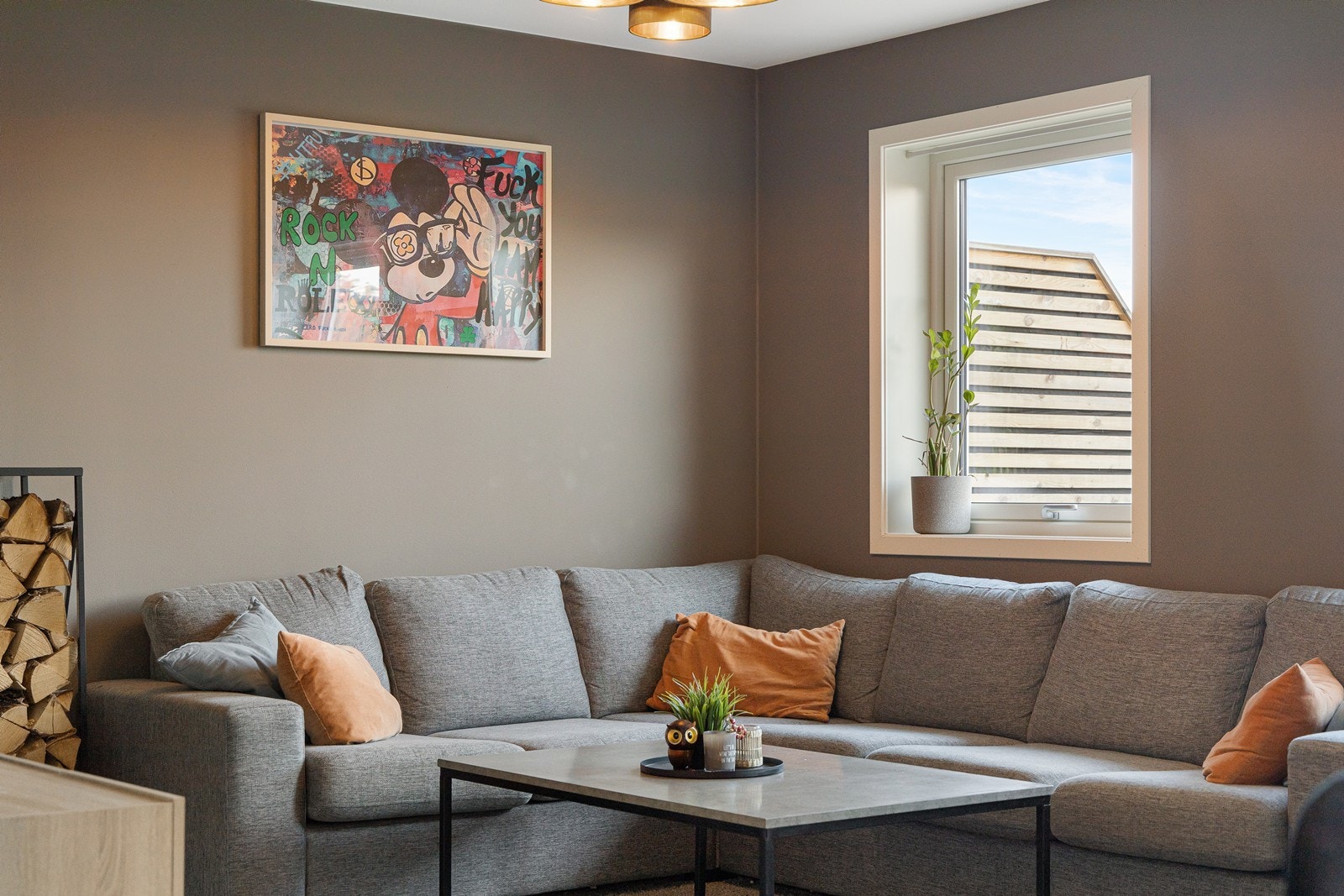 I stuen er det malt med en behagelig og tidløs nyanse som gir stue og kjløkken en eksklusiv stil. Galleribilde