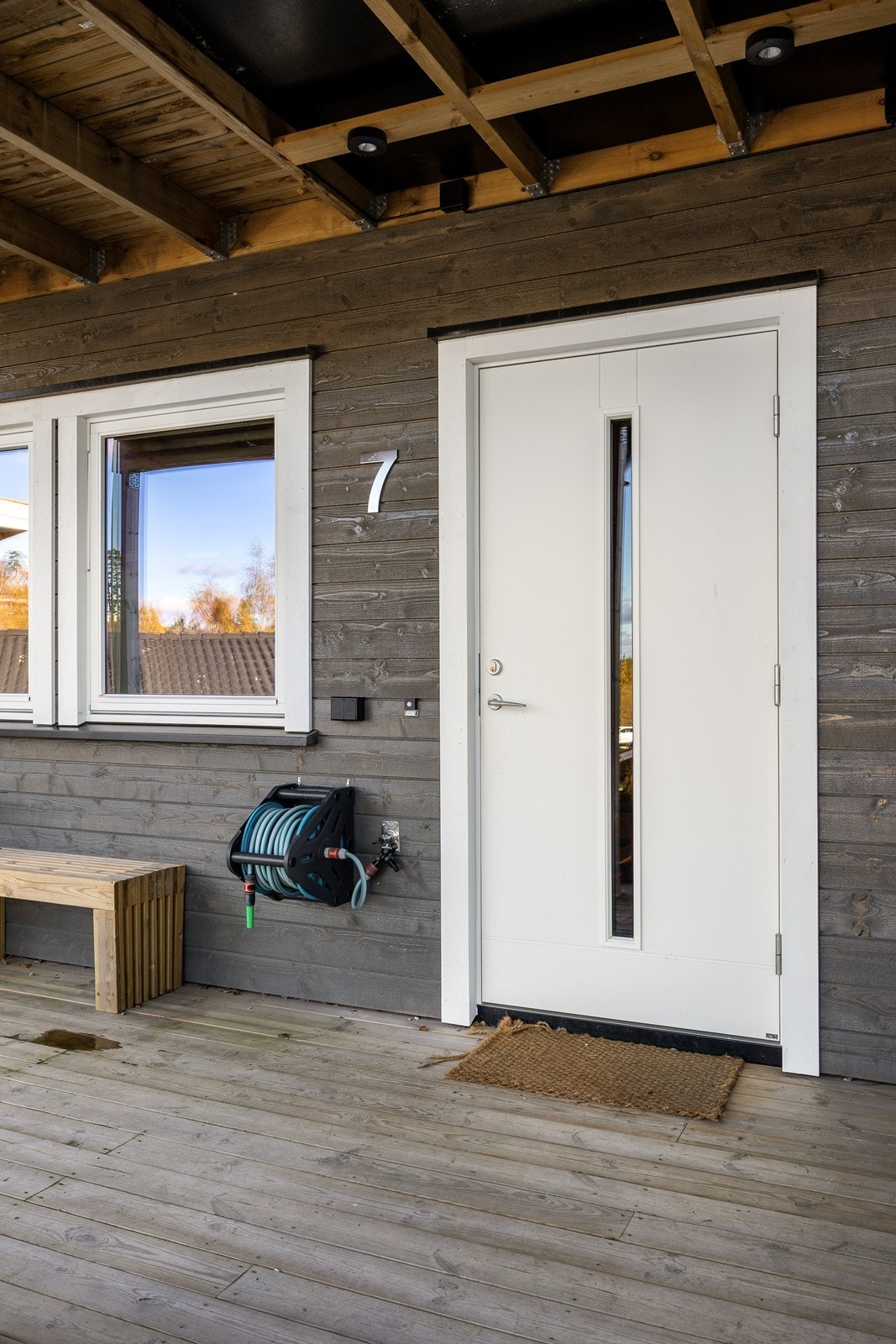 Inngangspartiet er overbygget og utstyrt med fin belysning. Det er i tillegg montert både vannkran og dobbeltstikk på vegg ved siden av døren. Galleribilde