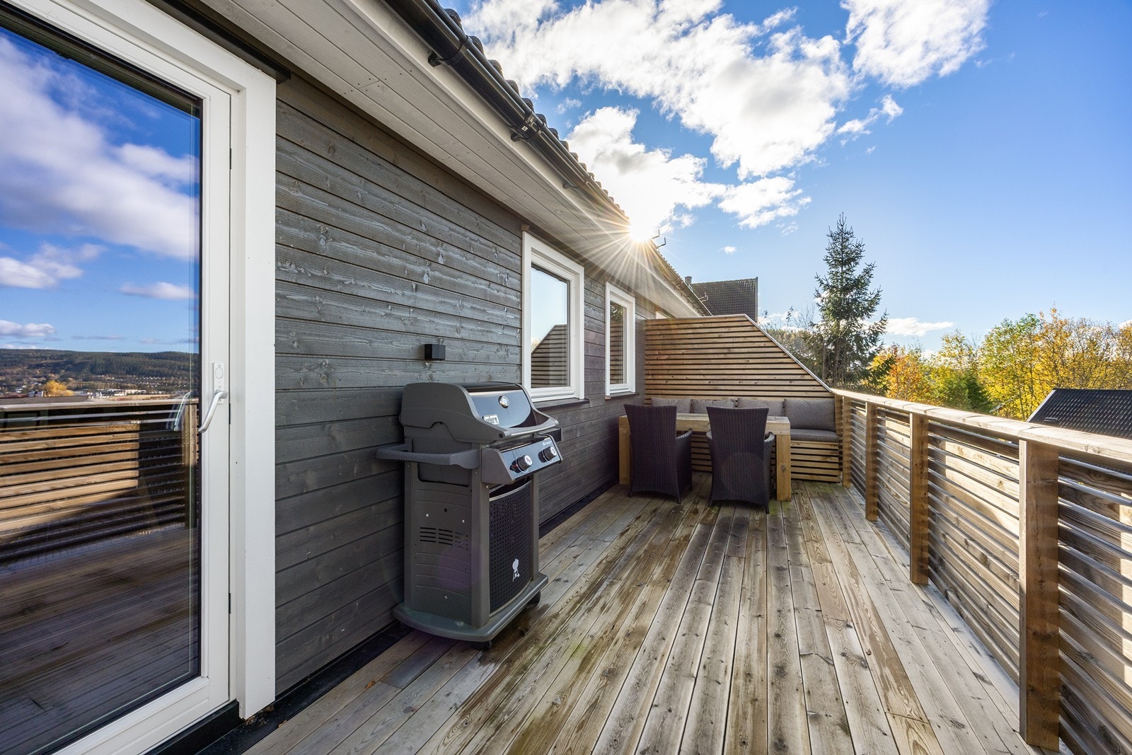 Oppe i første etasje er det en koselig balkong. Her er det god plass til både utemøbler og grill. Galleribilde