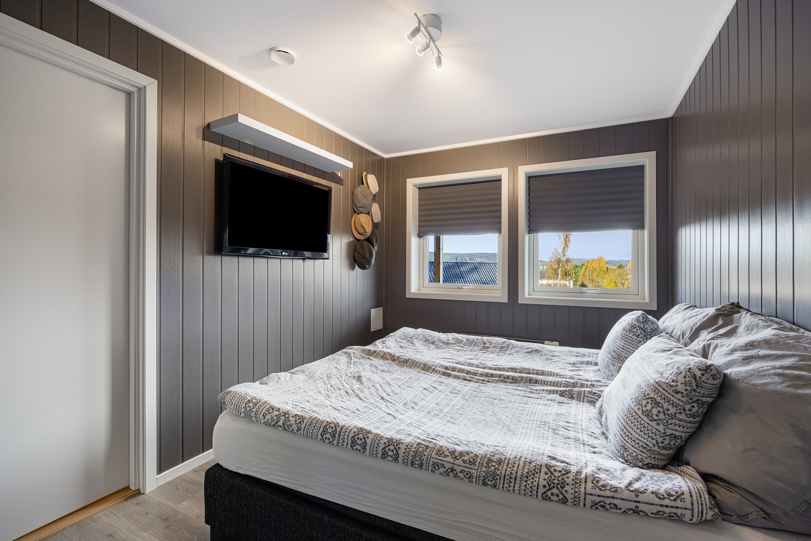 Hovedsoverommet er av fin størrelse. Rommet har god plass til dobbeltseng og nattbord. Galleribilde