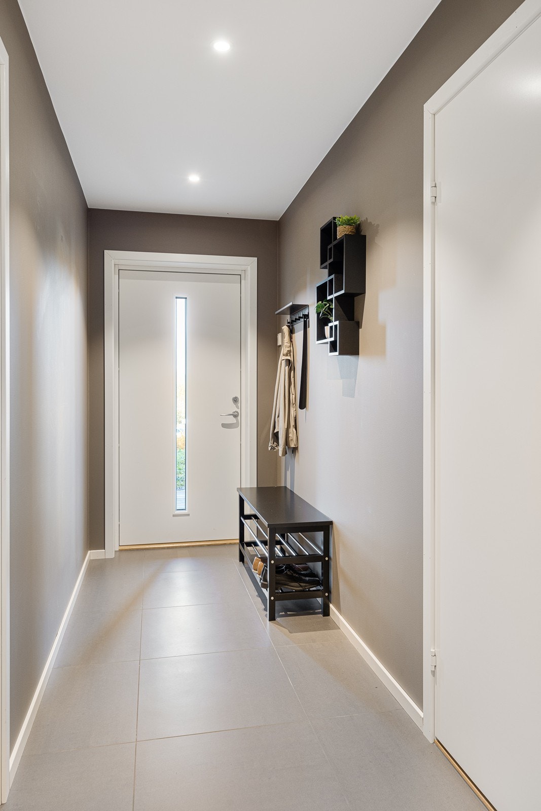 Det er downlightsbelysning i tak, noe som sikrer rikelig med lys i entreen. Galleribilde