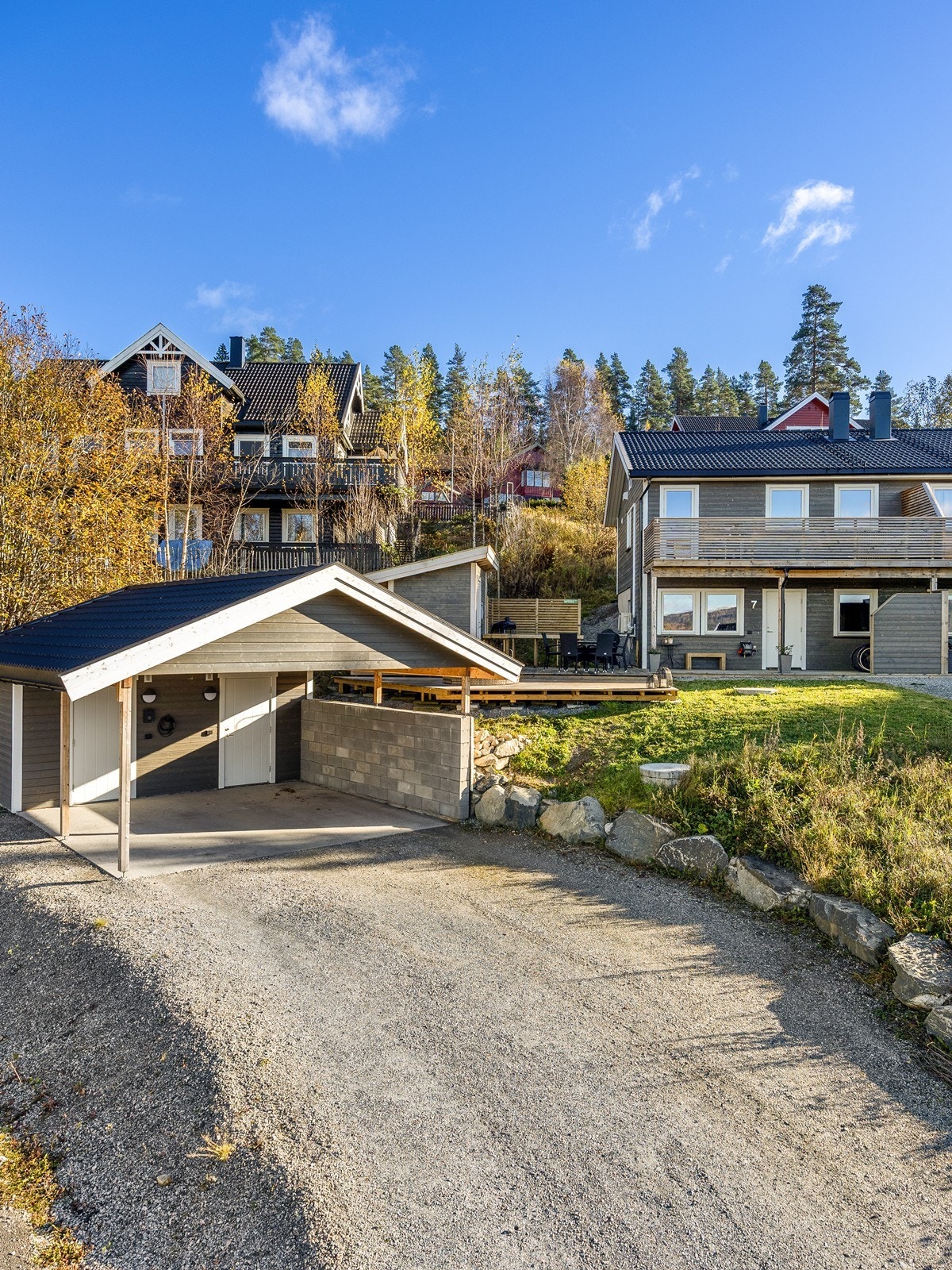 Boligen har parkering i en halvpart av carport. I tillegg er det en bod i bakkant av parkeringen. Galleribilde