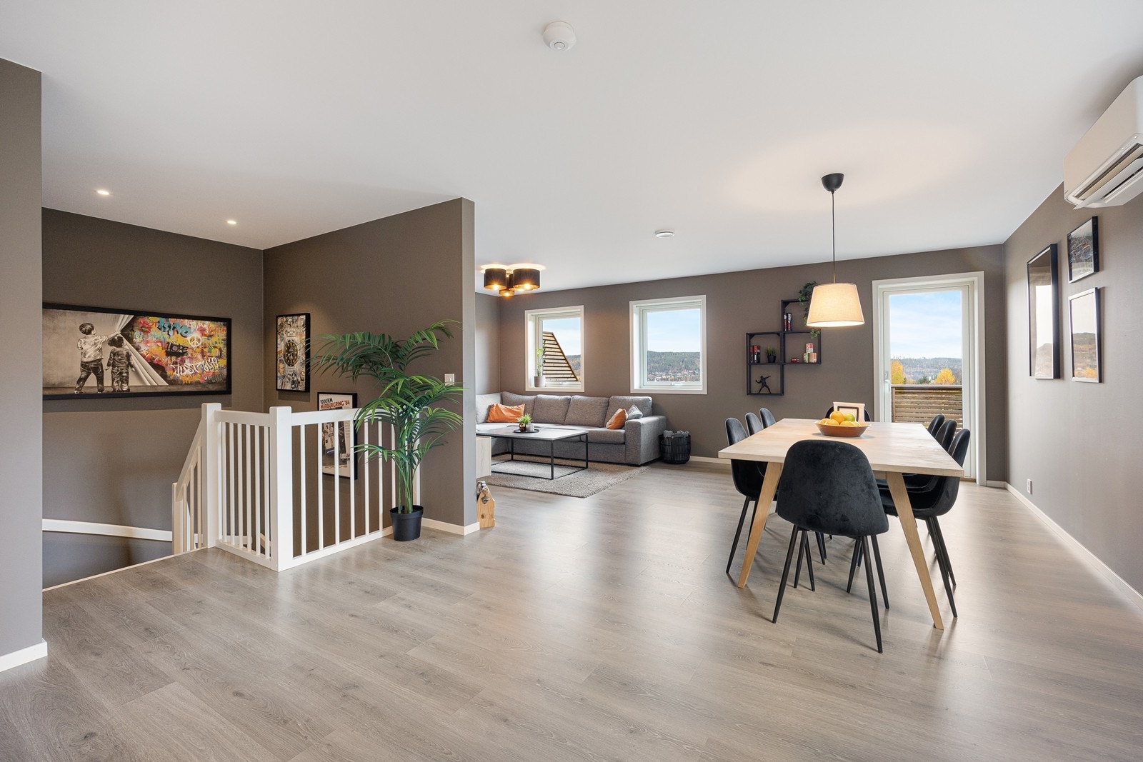 Trappen fører deg ned til underetasjen i boligen. Galleribilde