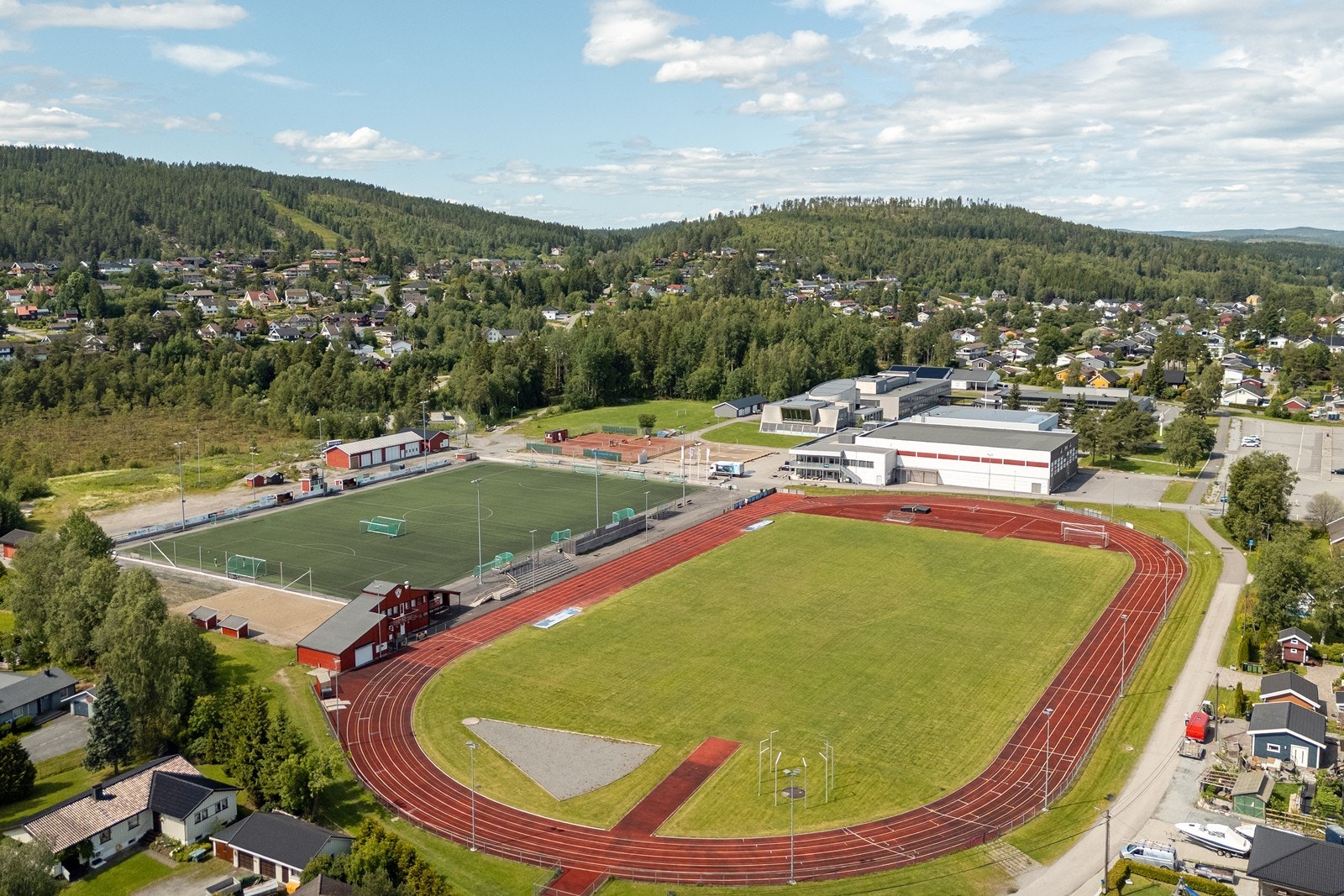 Bjørkelangen har en aktiv sportsforening som tilbyr både svømming, fotball, håndball, innebandy, allidrett, ski og sykkel. Galleribilde