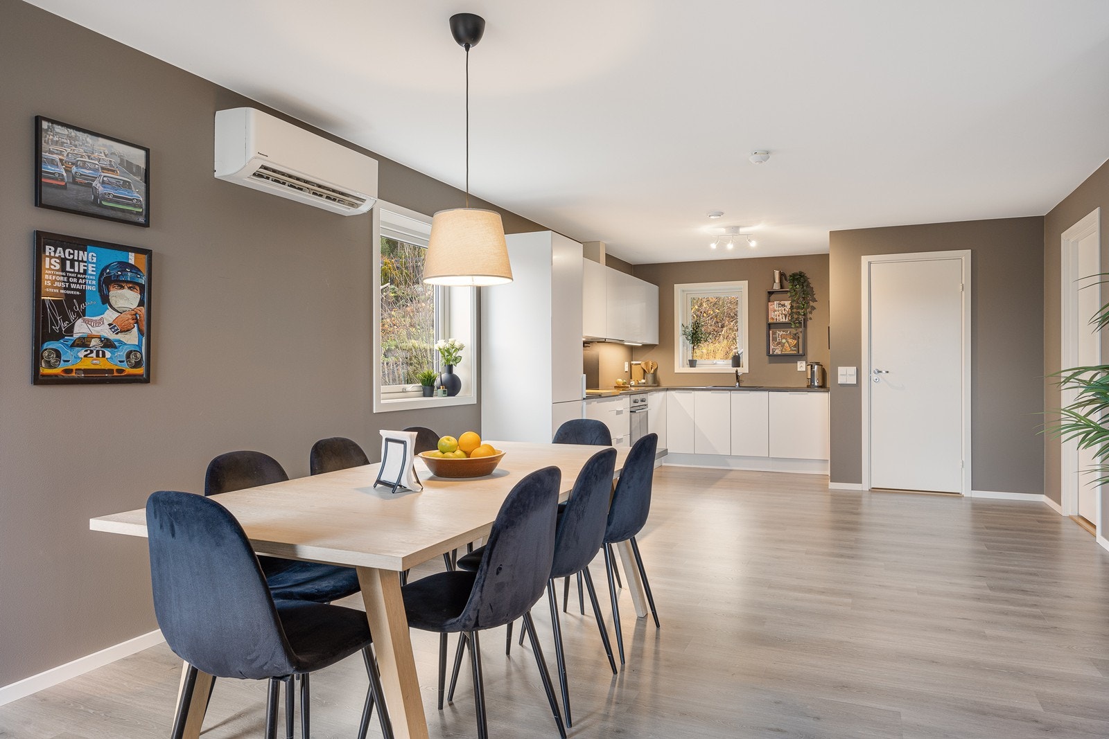 Oppvarmingen er elektrisk, der en varmepumpe i stuen og balansert ventilasjon i boligen. Galleribilde