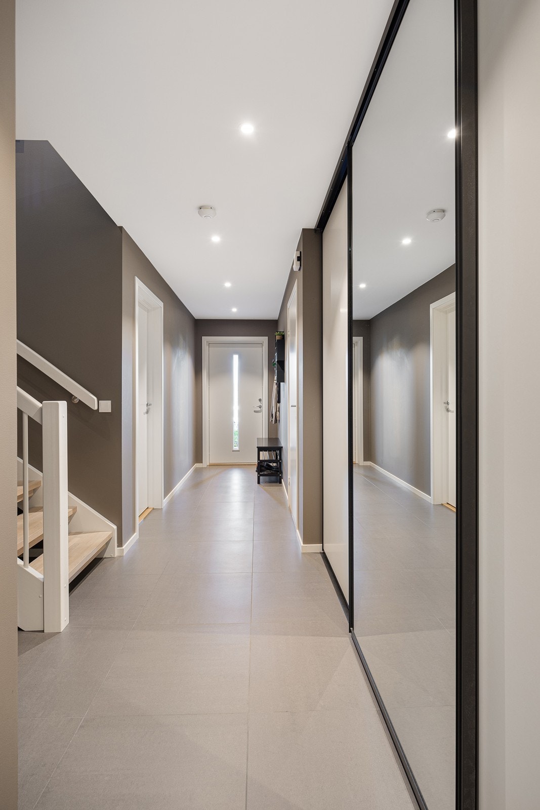 Entreen er flislagt og har gulvvarme. Galleribilde