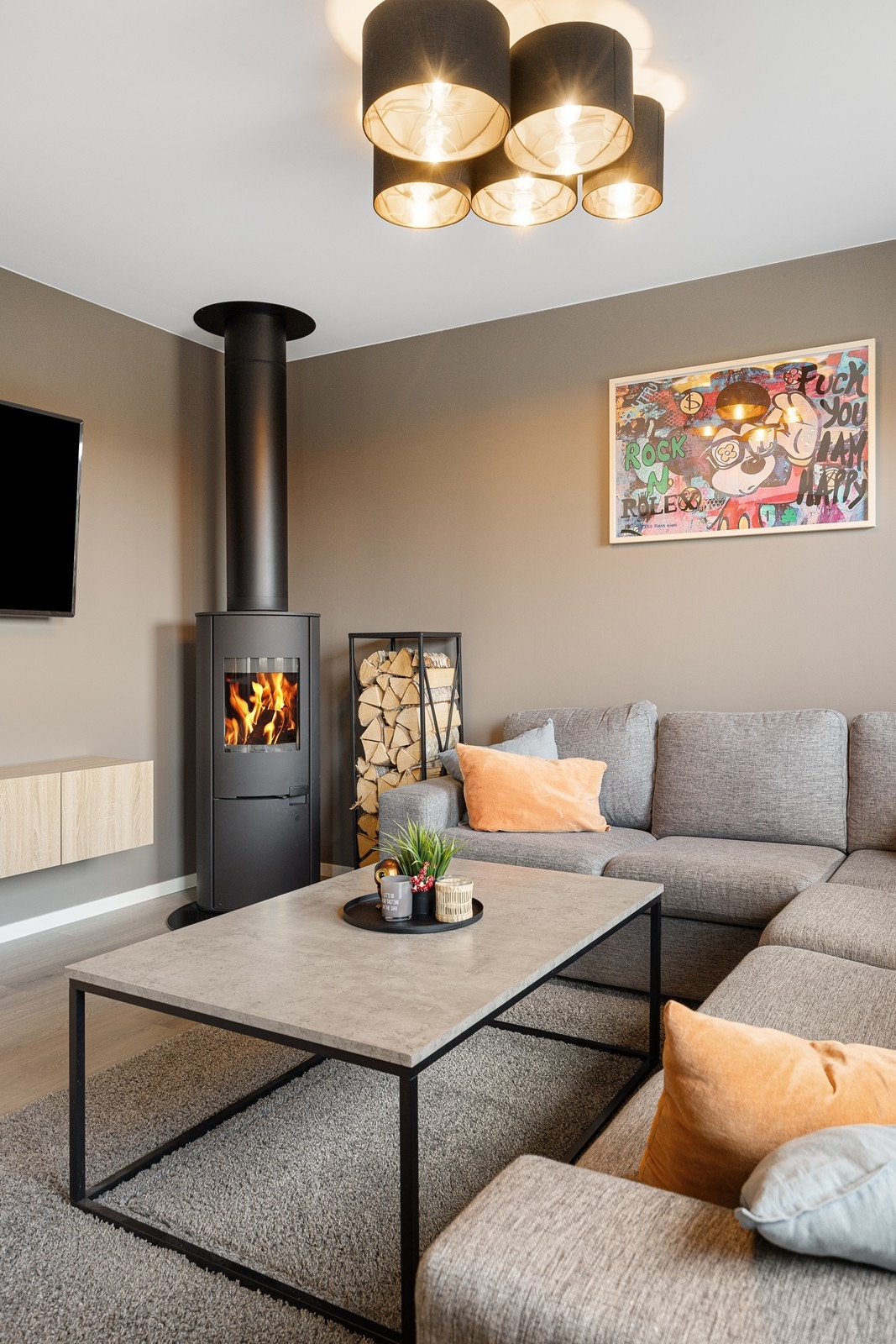 I hjørnet er det en idyllisk peis som sikrer både varme og ekstra hygge når minusgradene kryper på. Galleribilde