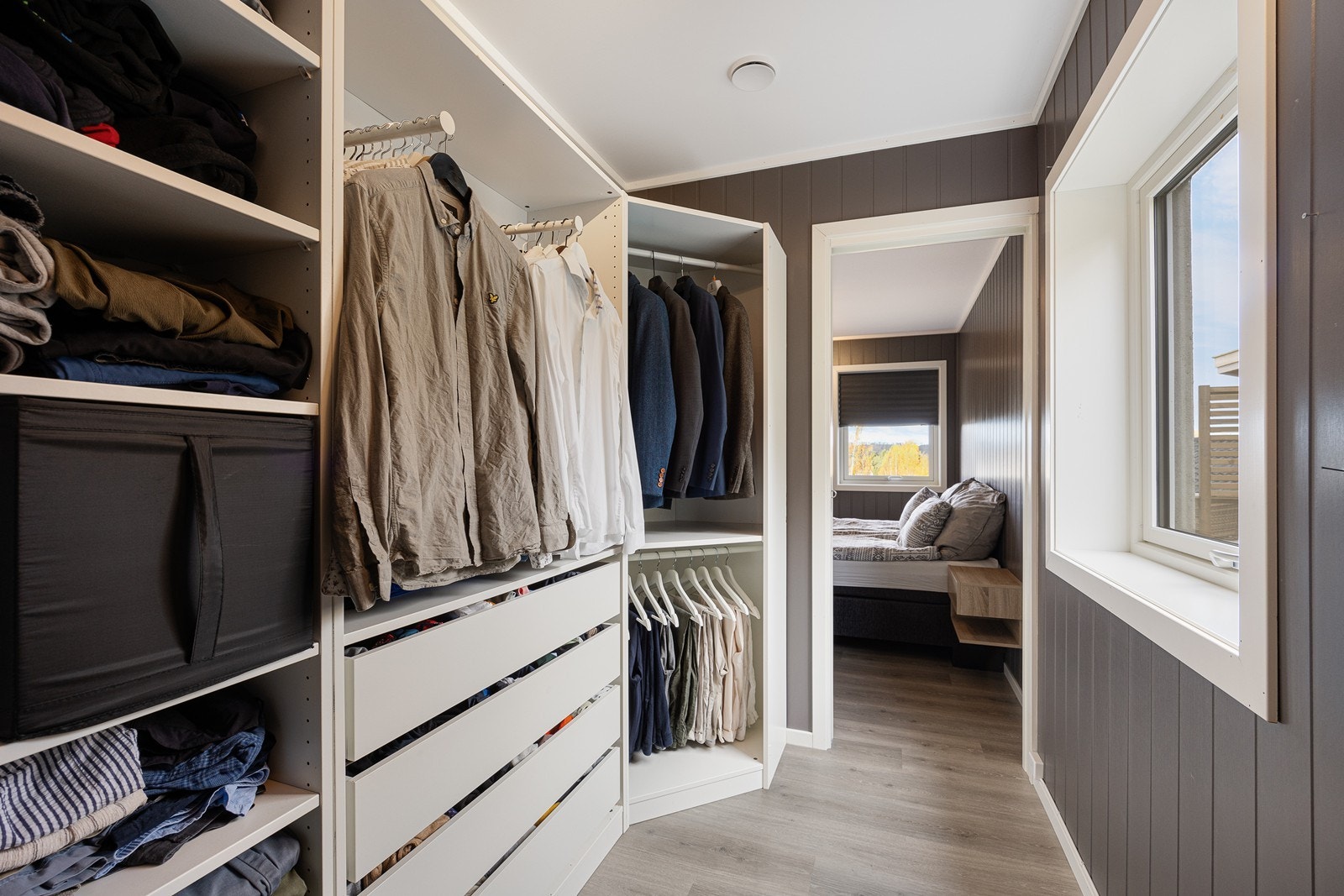 Vegg i vegg med soverommet er det rom som er benyttet som walk in garderobe. Galleribilde