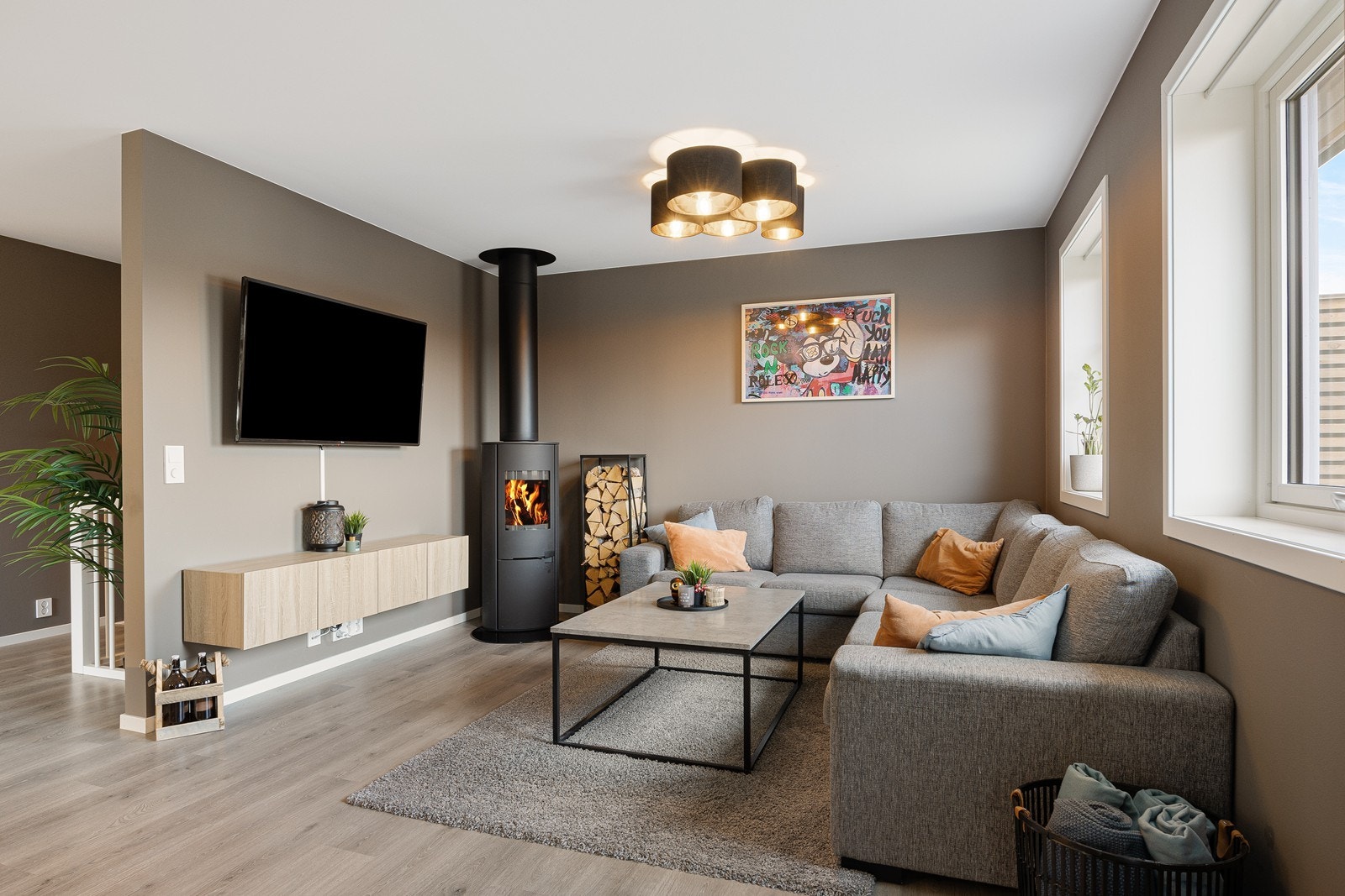 Stue og kjøkken har en moderne 1-stavs laminat på gulvet. Galleribilde