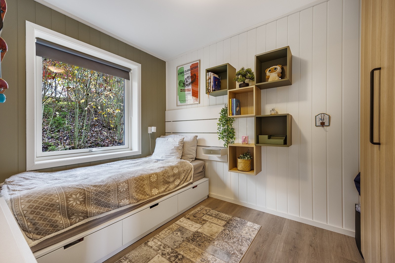 Boligen har tre pene soverom, fordelt med ett i 1. etasje og to i underetasjen. Galleribilde