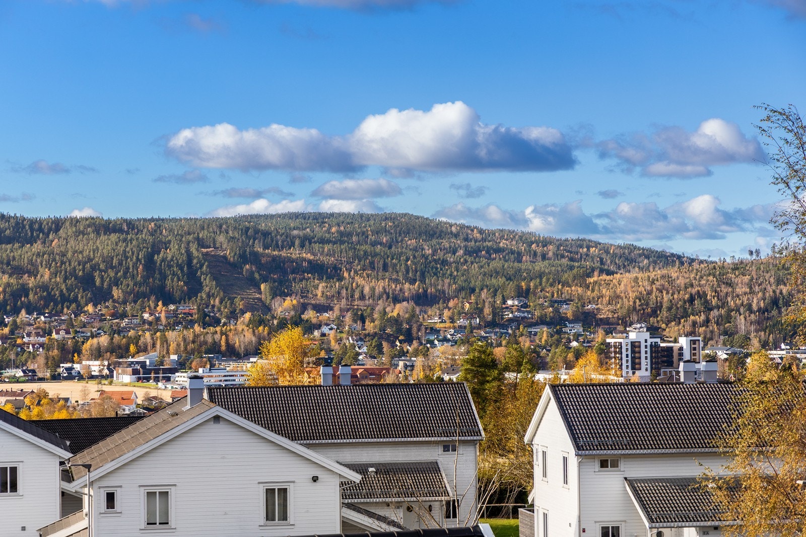 Med utsyn mot sentrum av Bjørkelangen og videre mot vakkert naturlandskap. Galleribilde