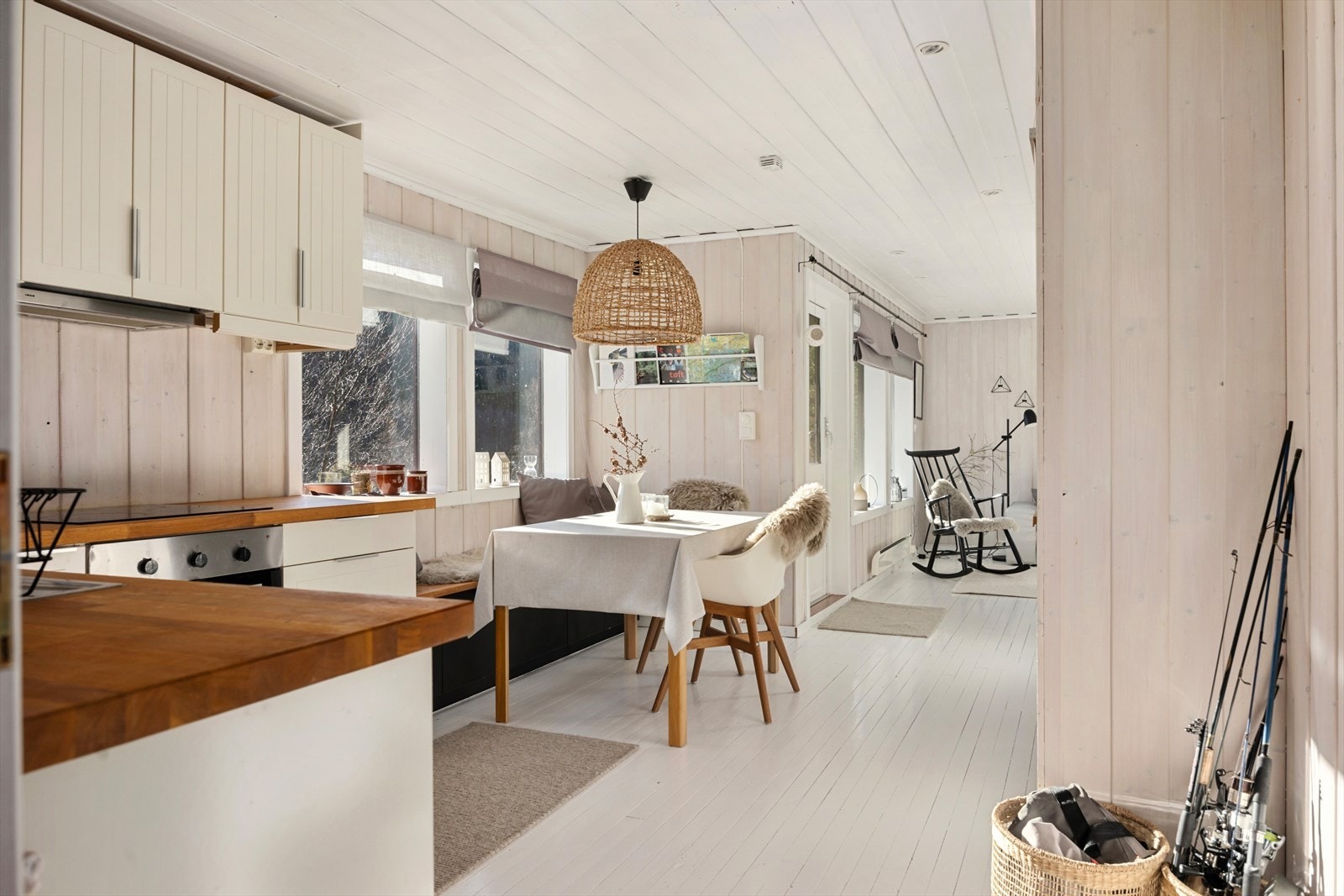 Kjøkkenet er lyst og moderne med en kombinasjon av funksjonelle og estetiske kvaliteter. Galleribilde