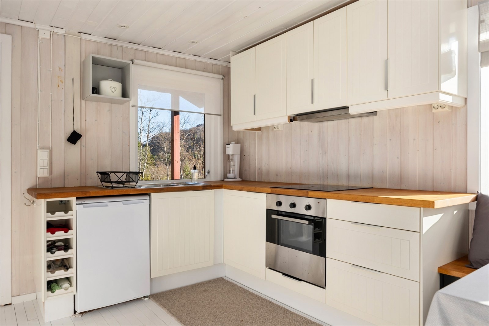 Her finner du integrert stekeovn og koketopp, samt rikelig med både skapplass og arbeidsflate - perfekt for matlaging og sosiale sammenkomster. Galleribilde