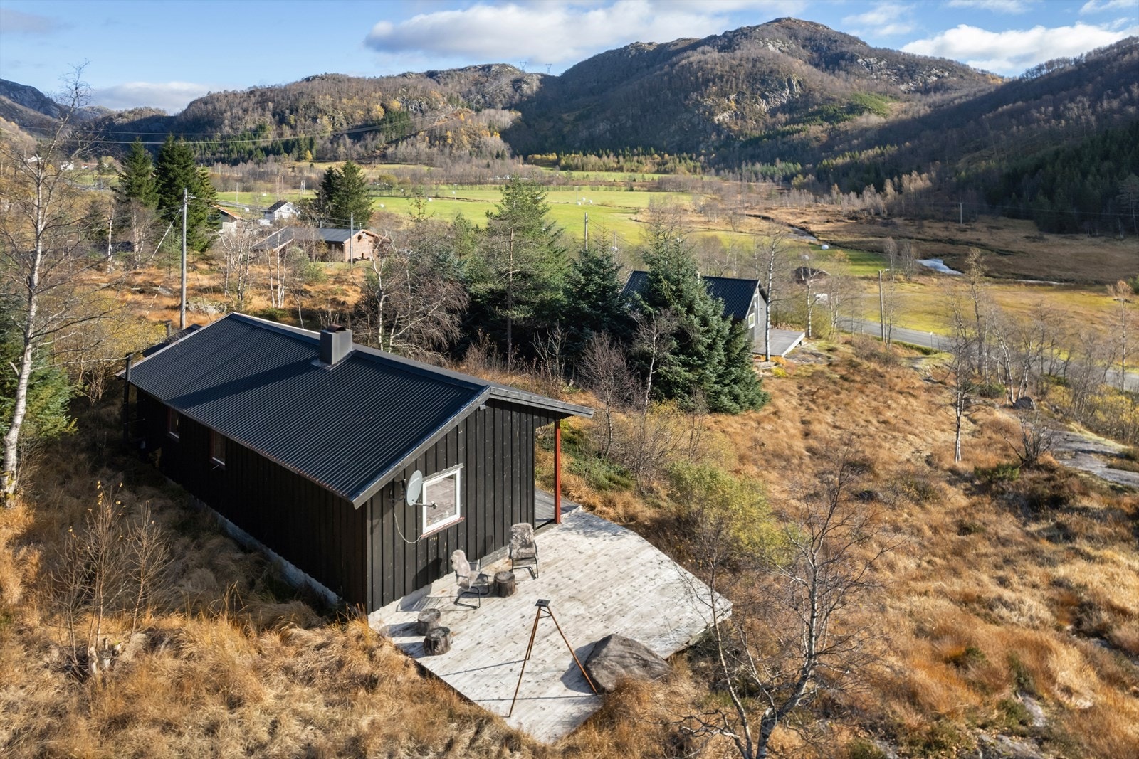 Denne hytten er det perfekte valget for både friluftsentusiaster og de som ønsker å finne roen i naturskjønne omgivelser. Galleribilde