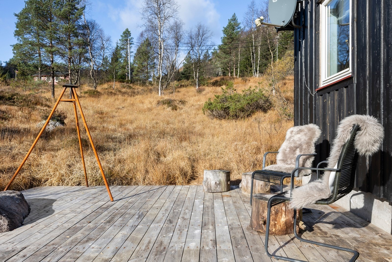 Eiendommen har en stor terrasse som inviterer til hygge utendørs, det være seg morgenkaffen med en oppslukende utsikt eller grillkvelder med familie og venner. I tillegg er det rikelig med plass rundt eiendommen for lek og avslapning. Galleribilde