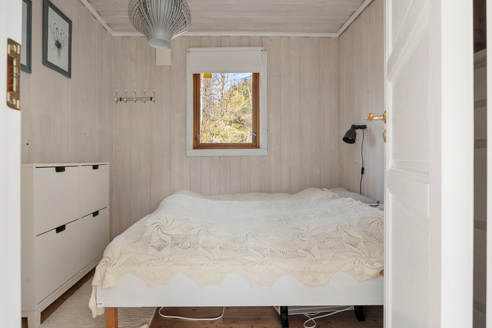 Hytta har tre soverom med plass til totalt ni sengeplasser, noe som gjør dette til en ideell løsning for storfamilien eller for de som liker å invitere med seg venner. Galleribilde