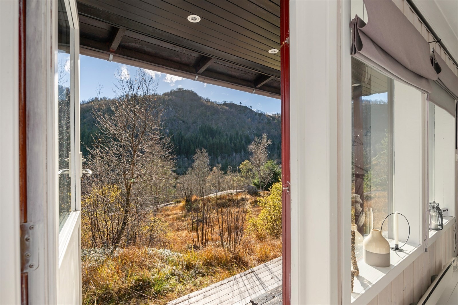 De store vindusflatene skaper en følelse av å være tett på naturen og gir en fantastisk utsikt over de omkringliggende fjellene. Galleribilde