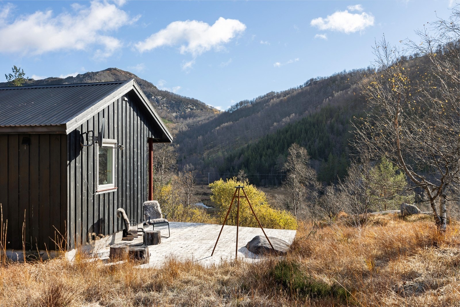 Med sine lyse og moderne overflater, store vindusflater og en tidløs stil, er denne eiendommen designet for å gi en herlig følelse av lys og rom. Galleribilde