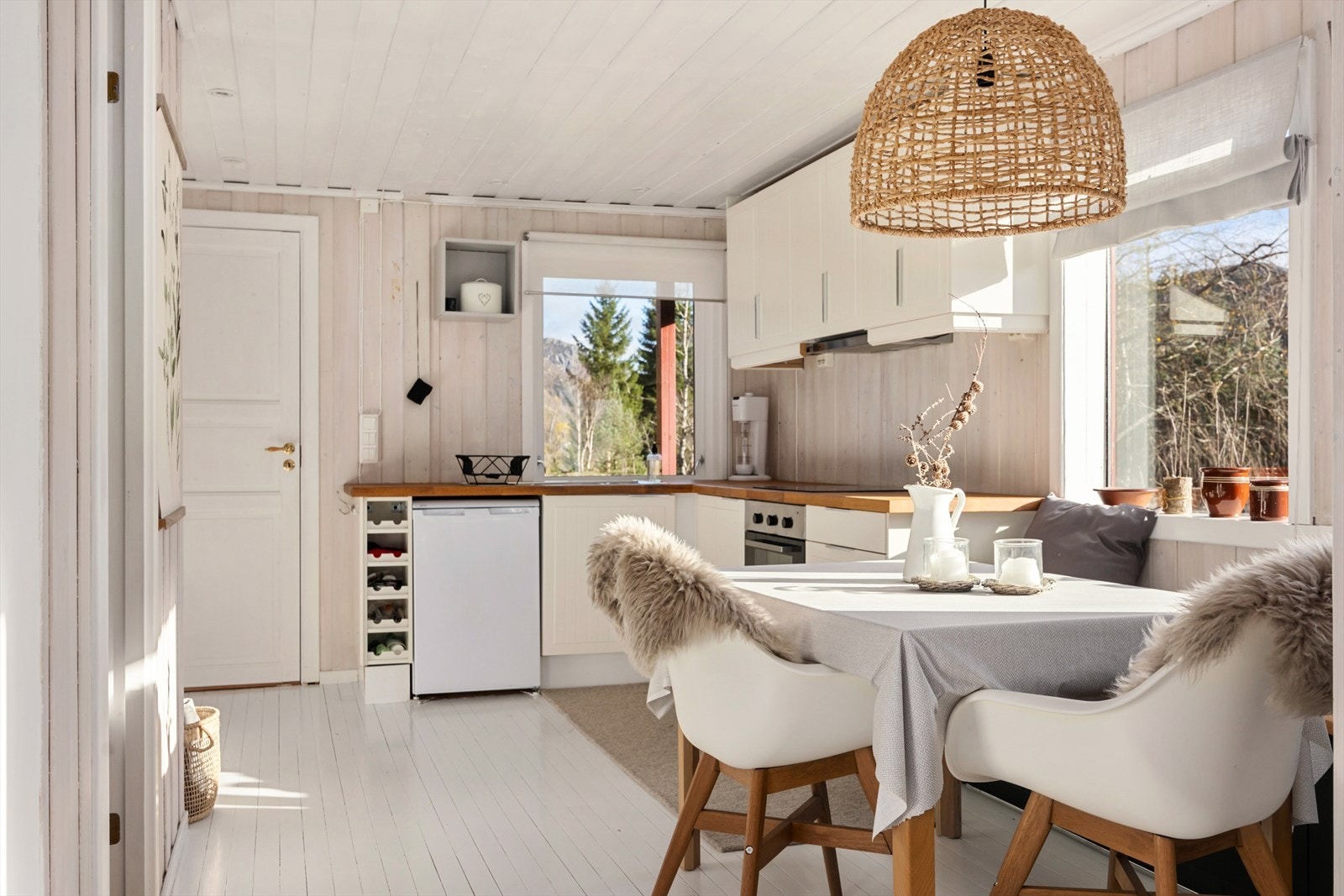 Kjøkkeninnredningen har profilerte fronter og er utstyrt med benkeplate av heltre eik. Galleribilde