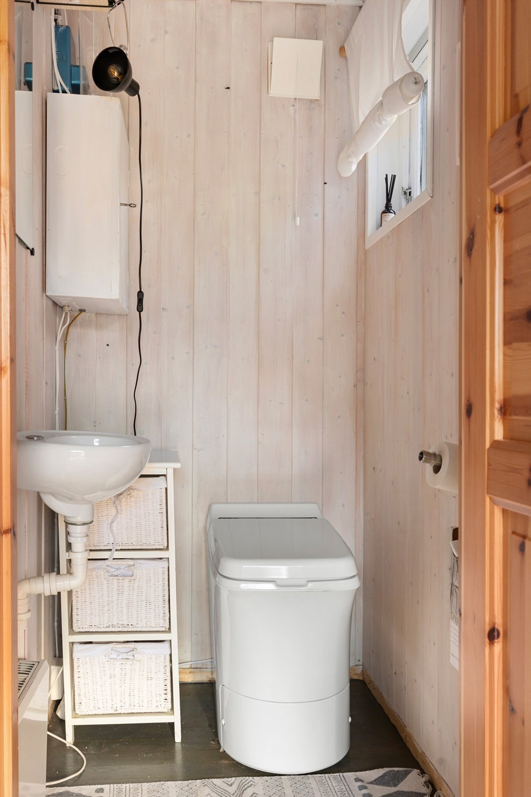 Toalettrommet er praktisk innredet med servant og et forbrenningstoalett (Cinderella) med integrert mekanisk avtrekk for enkel ventilasjon. Løsningen er både smart og miljøvennlig, tilpasset hyttelivets behov. Galleribilde