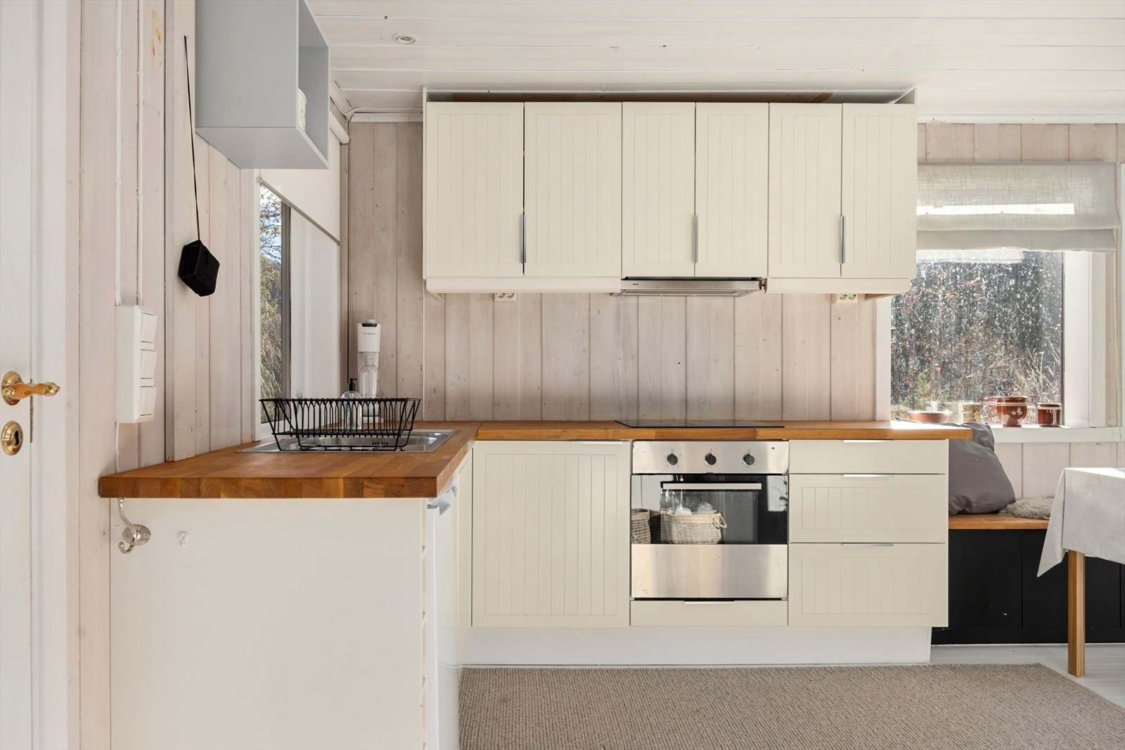 Her finner du integrert stekeovn og koketopp, samt rikelig med både skapplass og arbeidsflate - perfekt for matlaging og sosiale sammenkomster. Galleribilde