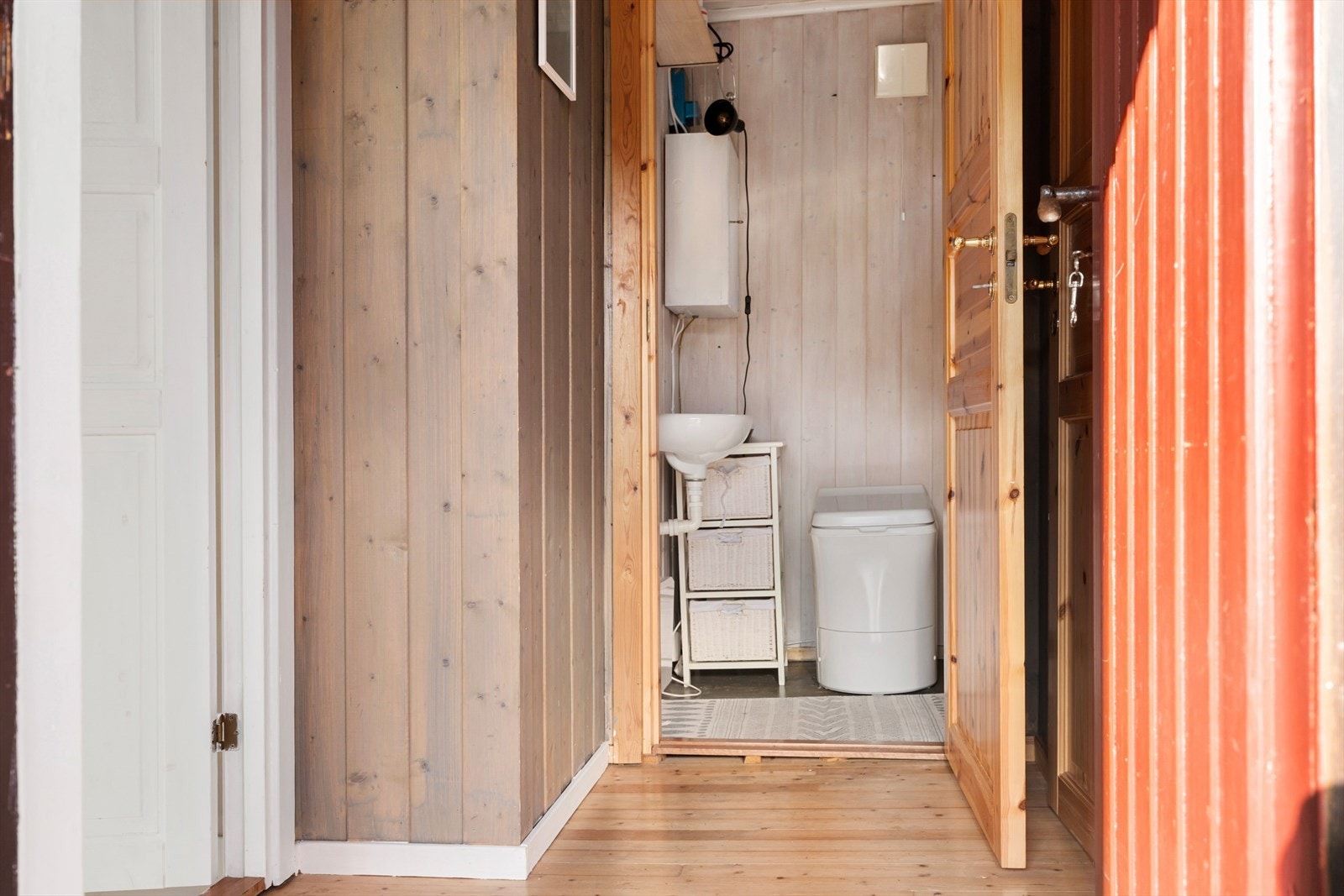 Praktisk entré, med god plass for av-og-påkledning og smarte oppbevaringsløsninger. Her kan du enkelt organisere klær og sko etter en tur i naturen. Galleribilde