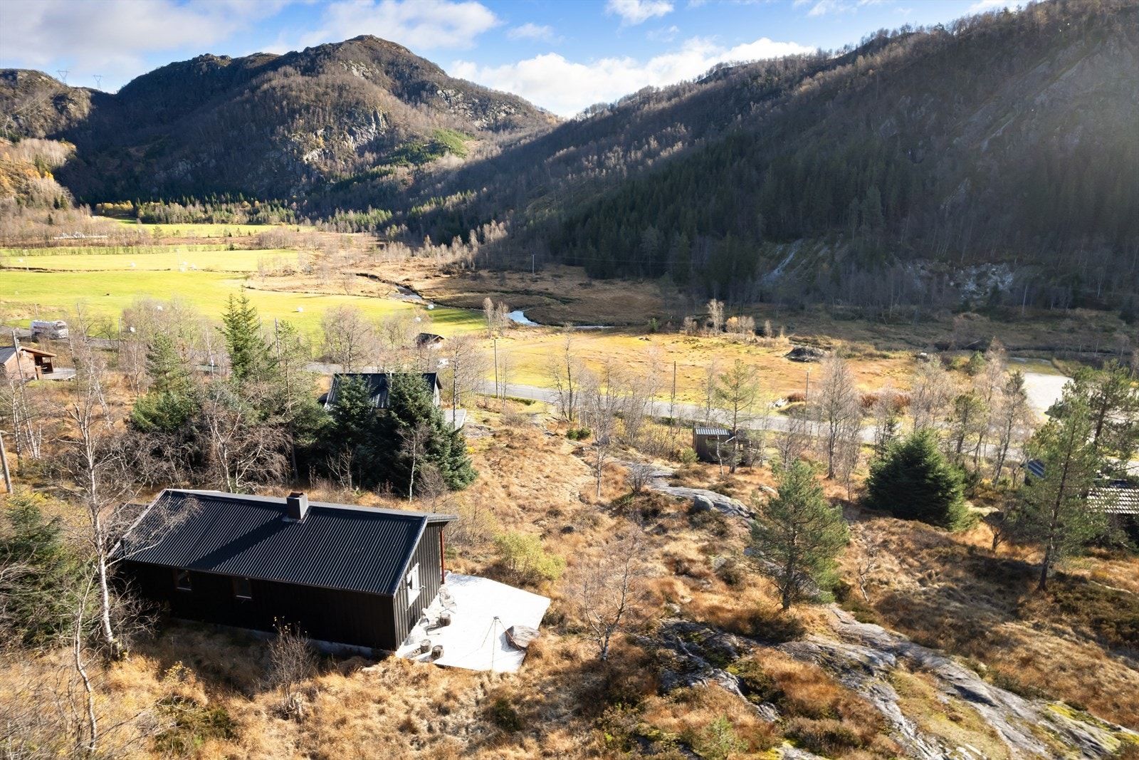 Når sommeren kommer, gir naturen nye muligheter med fine stier for vandring og gode fiskemuligheter i nærliggende vann. Galleribilde