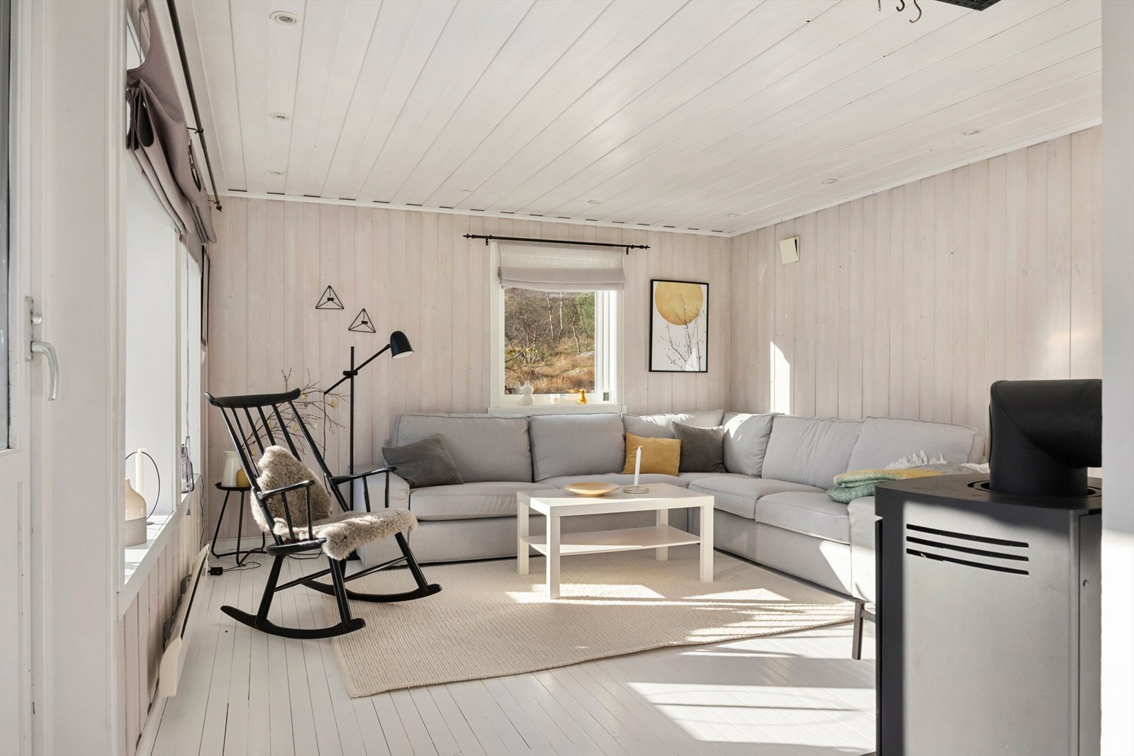 Stuen er en del av en åpen løsning med kjøkkenet, noe som skaper en romslig og sosial atmosfære. Galleribilde