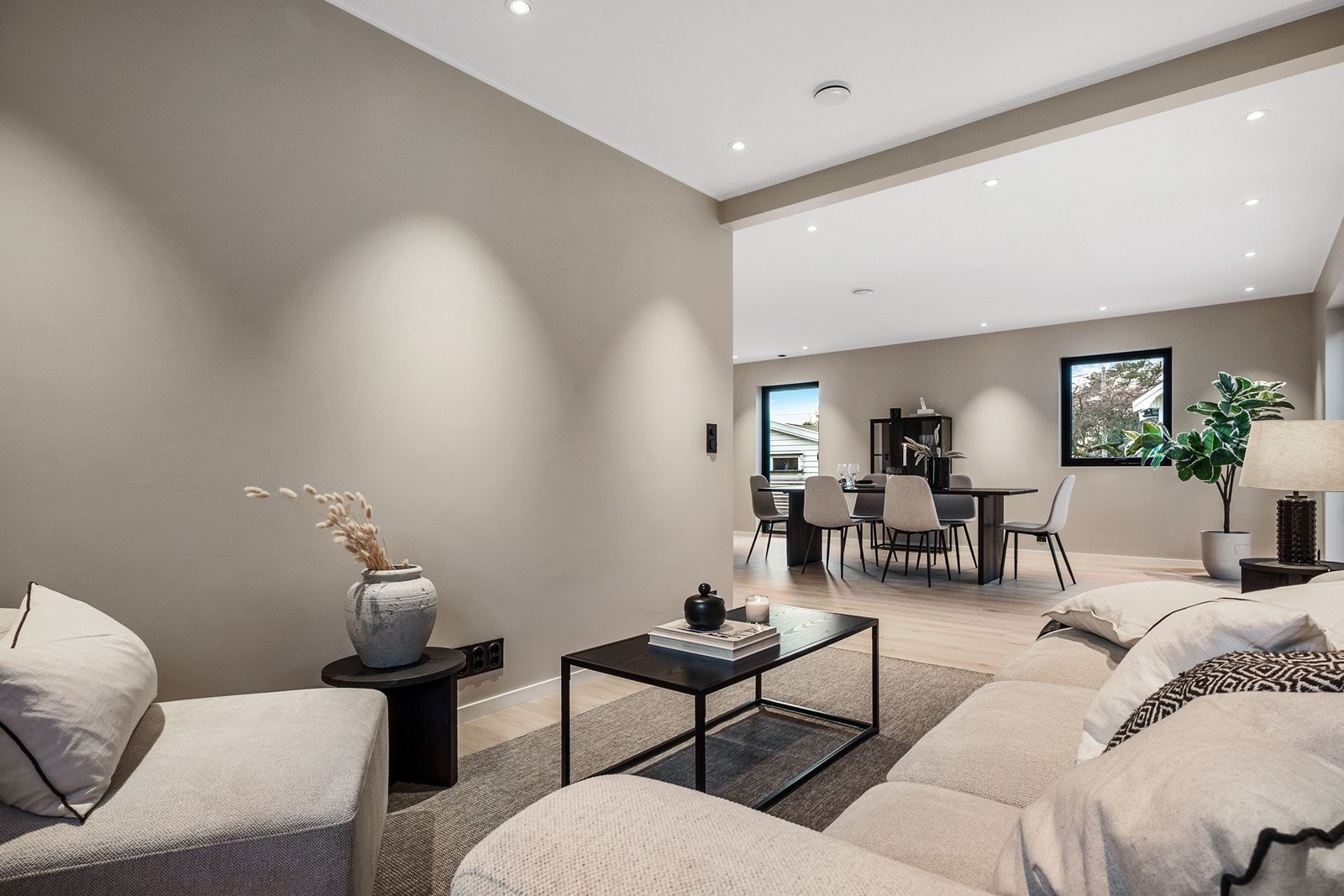 Sofakroken finner sin naturlige plass i rommet. Galleribilde