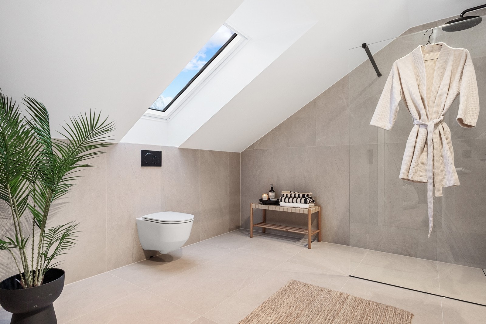 Takvindu og downlights gir rommet en lys følelse. Galleribilde