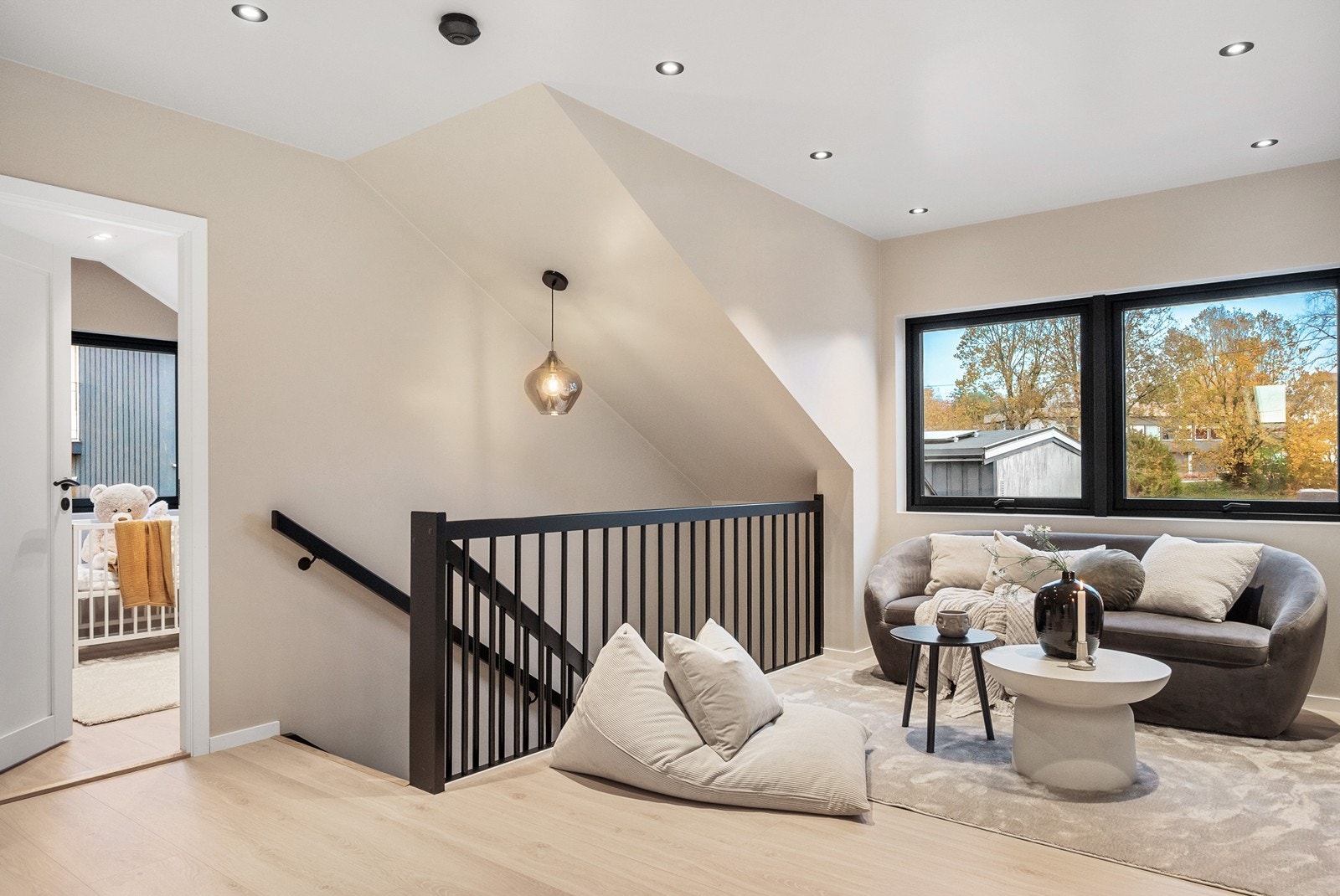 En lukket trapp fører opp til en hyggelig loftstue, ypperlig som TV-stue, kontor eller lekerom for barna. Galleribilde