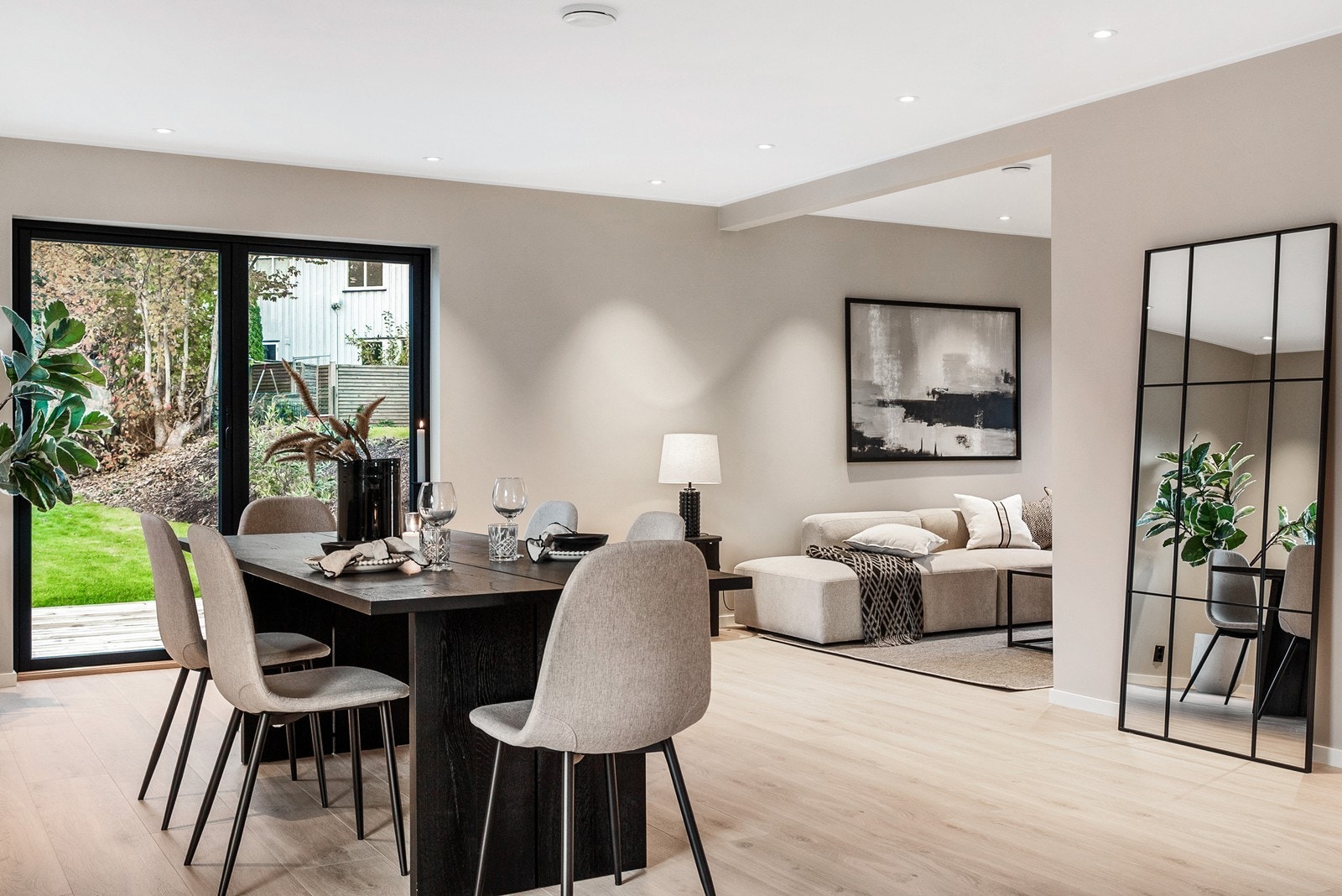 Helhetlige materialvalg og moderne fargetoner gir et elegant og tidløst uttrykk. Boligen har gulvvarme i alle oppholdsrom. Galleribilde