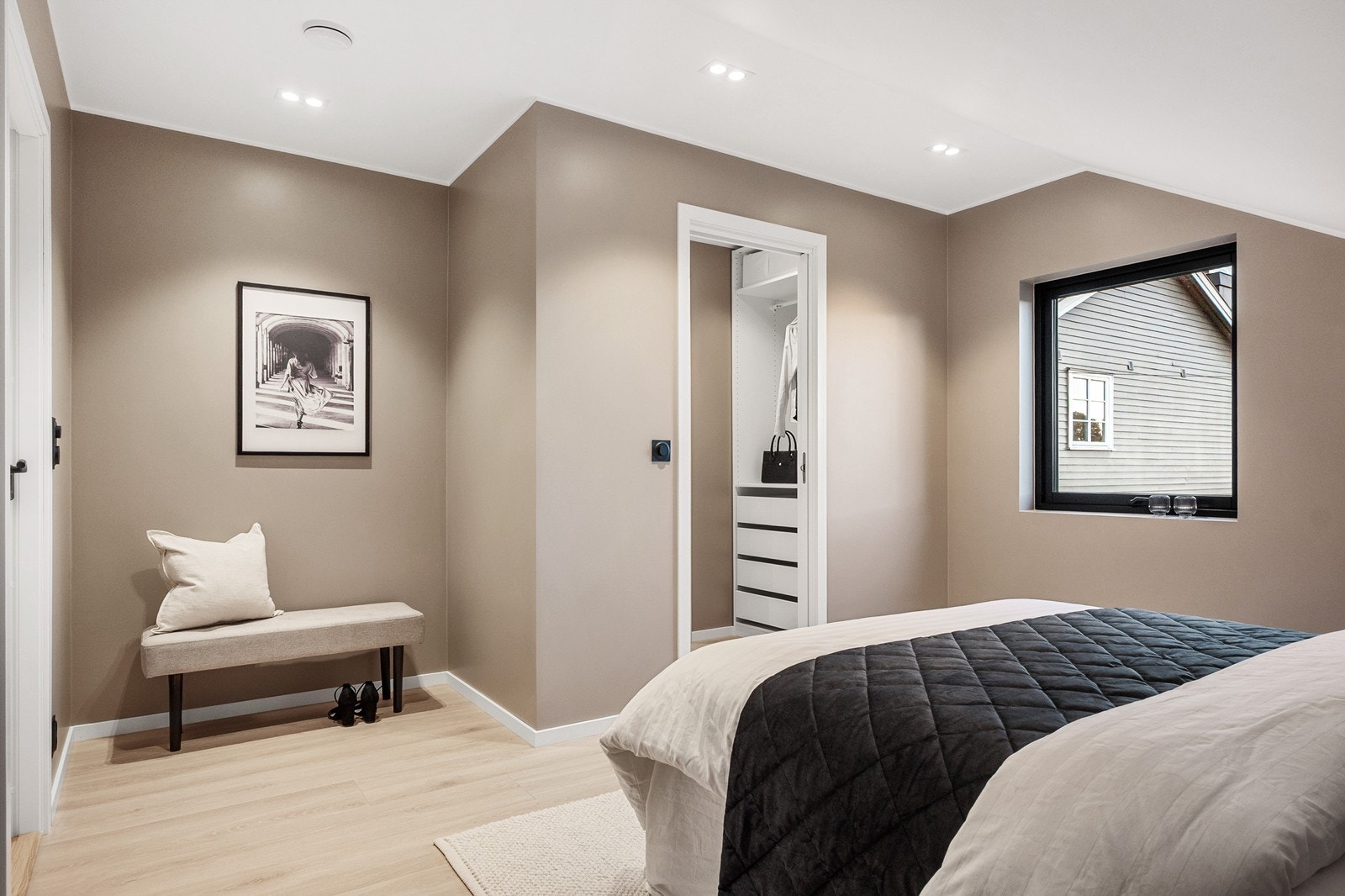 Skyvedør gir direkte adkomst til omkledningsrommet og videre inn til badet. Galleribilde