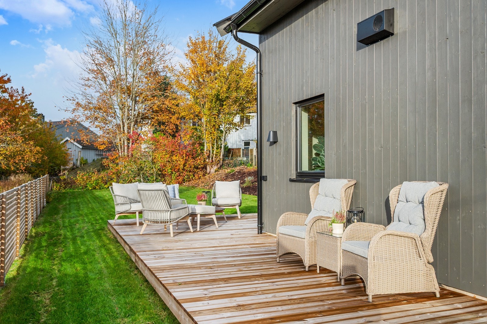 Terrassen på 34 kvm som strekker seg rundt to sider av boligen. Galleribilde