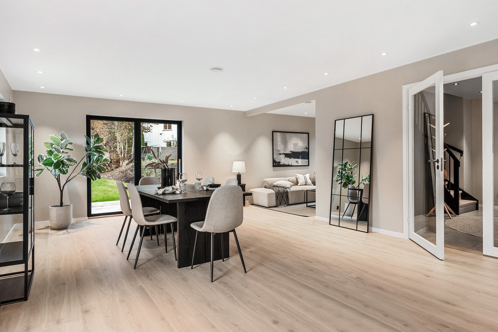 Boligen er oppført i 2025 og strekker seg over to plan med en funksjonell og familievennlig planløsning. Galleribilde