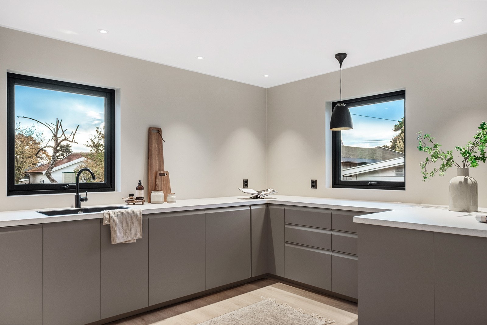 Den sorte underlimte komposittkummen harmonerer med øvrige detaljer. Galleribilde