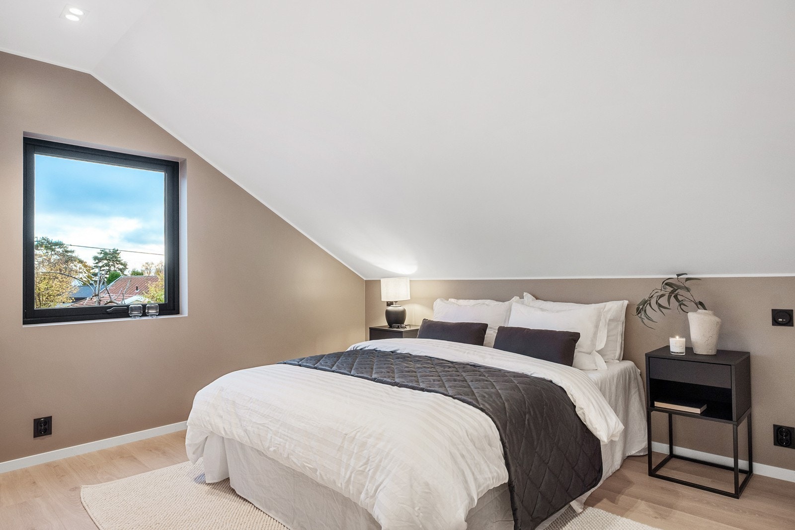 Etasjen rommer boligens tre soverom. Hovedsoverommet har plass til dobbeltseng med nattbord på hver side. Galleribilde