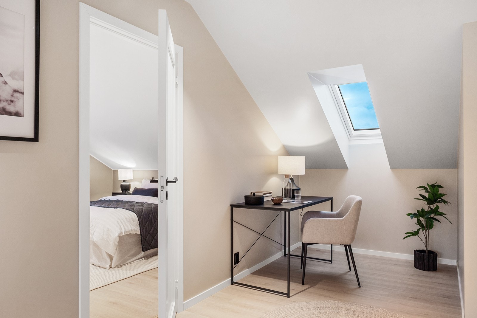 I trappegangen ligger det til rette for hjemmekontor eller garderobeløsning. Her finnes flere muligheter og takvinduet slipper inn dagslyset. Galleribilde