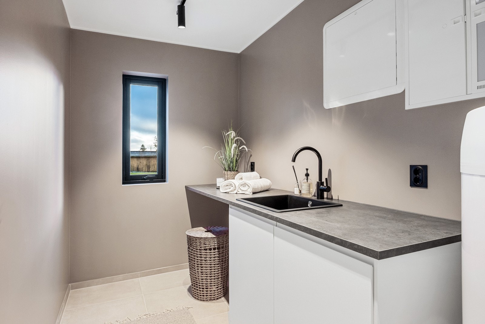 Vaskerommet ligger vegg i vegg med badet og har en praktisk plassering rett ved inngangen, perfekt for småbarnsfamilien eller husets firbeinte. Rommet har flislagt gulv og innredning med god benkeplass. Galleribilde