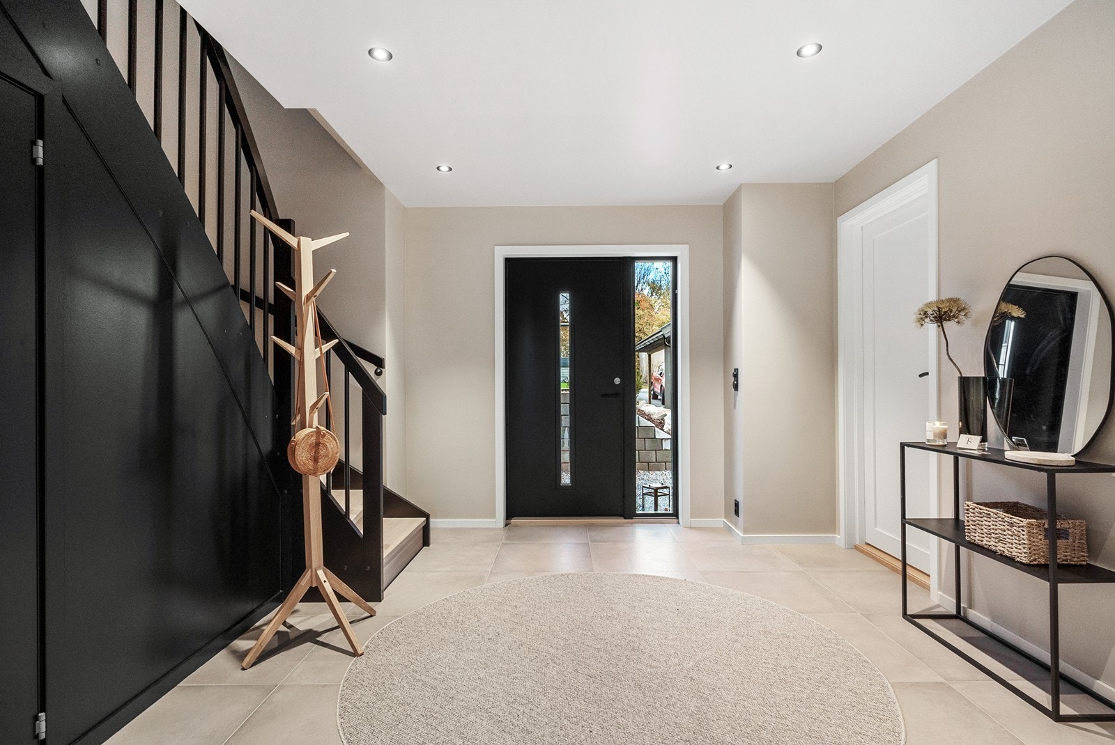 Velkommen til en moderne og innholdsrik familiebolig med gjennomgående kvalitetsmaterialer og smarte løsninger. Det god plass til garderobe og en naturlig velkomstsone for både hverdag og gjester. Galleribilde