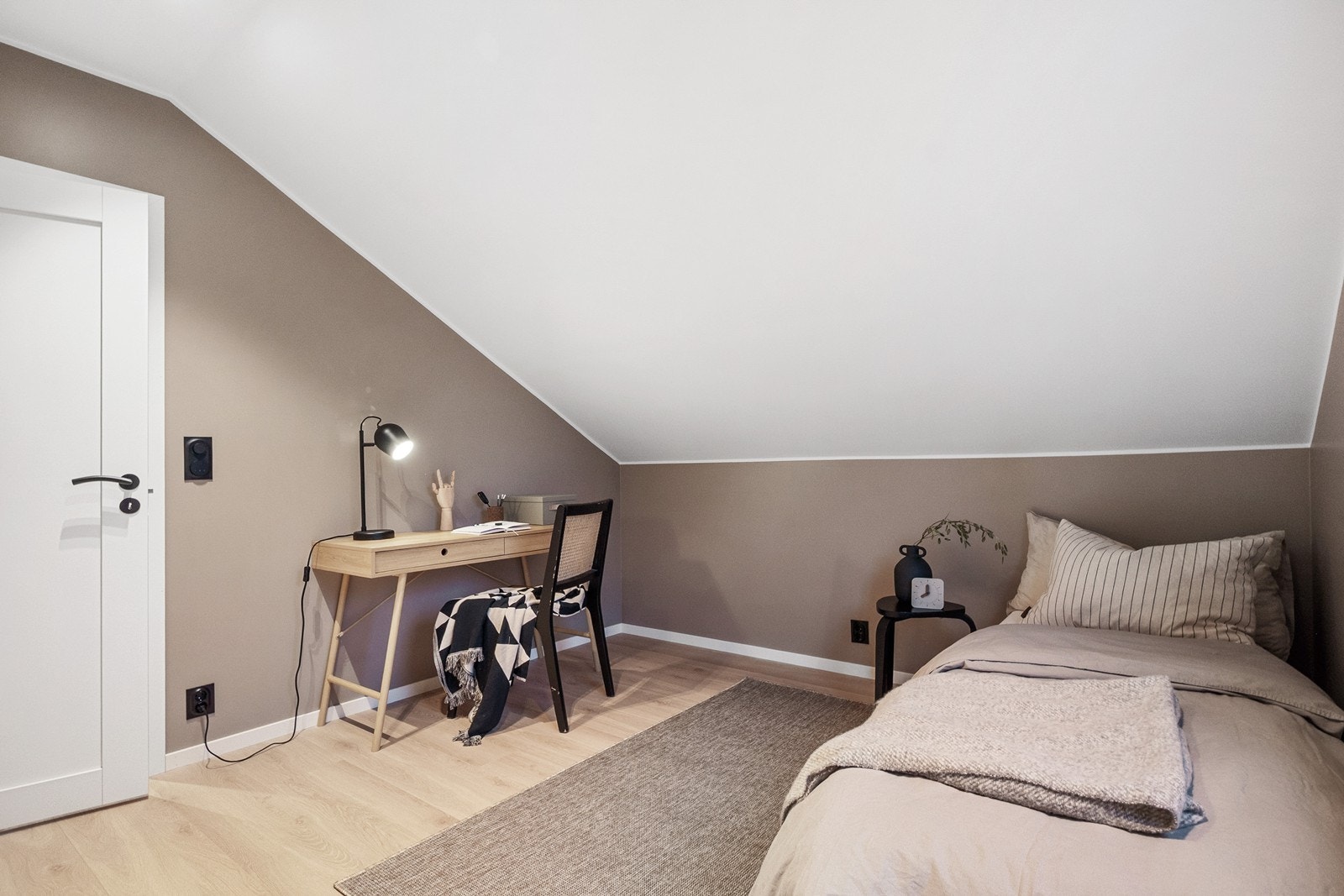 Soverom tre. Alle rommene har lyst laminatgulv med varme og behagelige fargetoner. Galleribilde