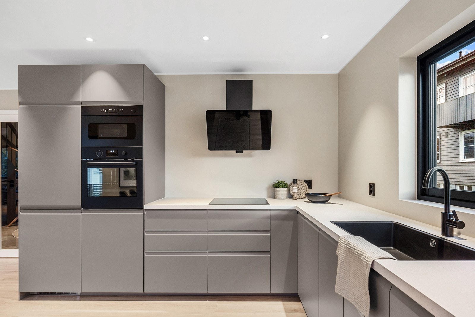 Hvitevarene inkluderer stekeovn, mikro, platetopp, oppvaskmaskin og kombiskap for kjøl/frys. Galleribilde