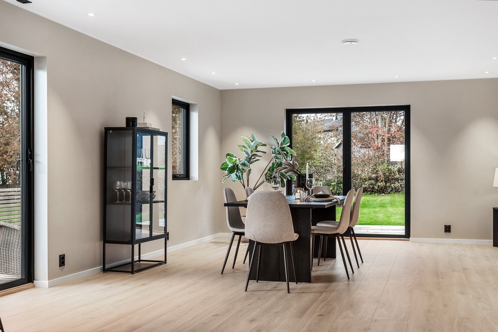 Den åpne løsningen gir god plass til spisebord sentralt i rommet, og fra stuen er det utgang til terrassen fra to sider. Galleribilde